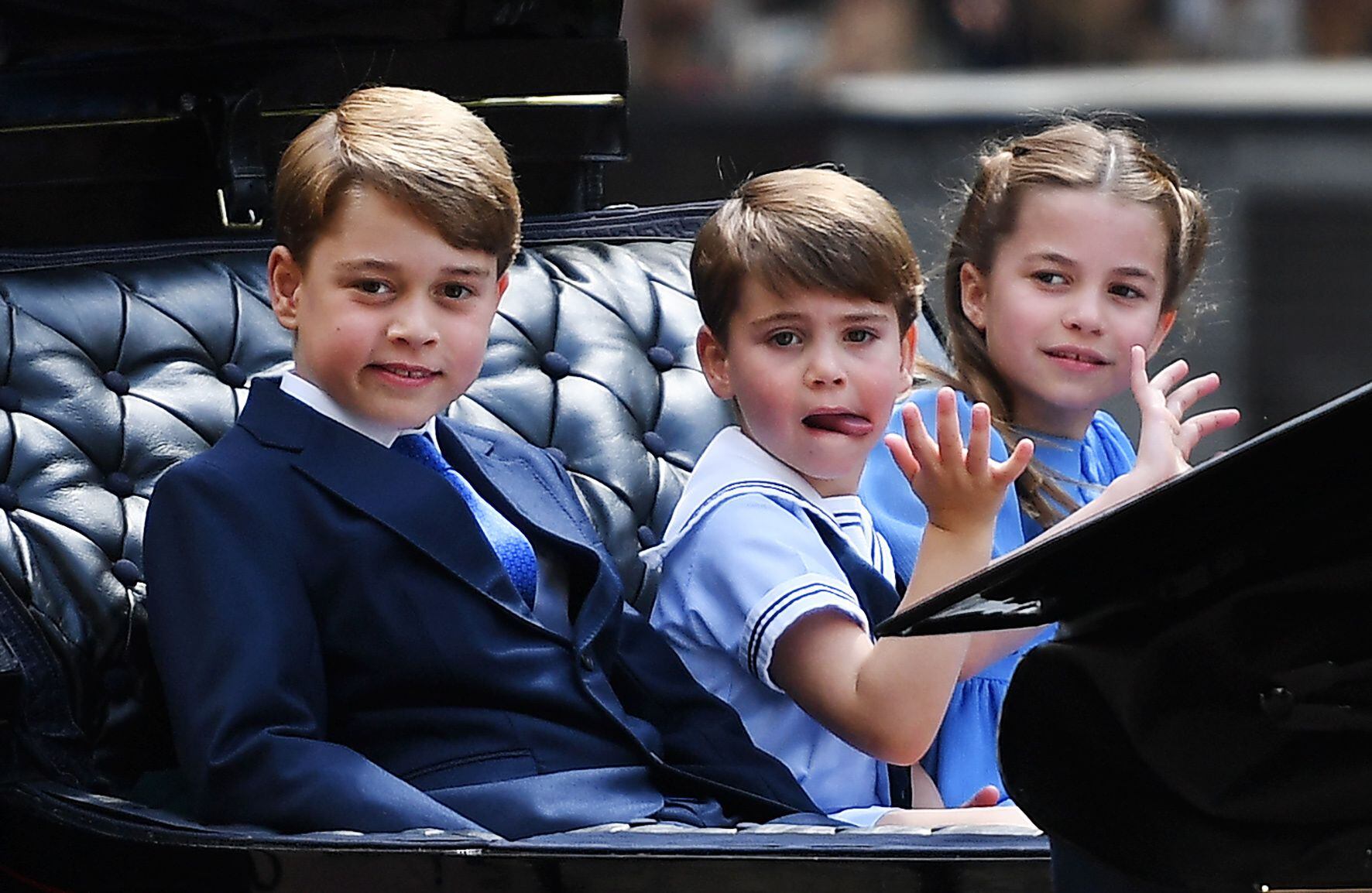 El príncipe Jorge, el príncipe Louis y la princesa Carlota de Gran Bretaña viajan en un carruaje abierto en The Mall durante las celebraciones del Jubileo de Platino para la Reina Isabel II de Gran Bretaña, en Londres, Gran Bretaña, 2 de junio ​​de 2022. 