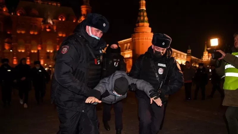 Máiles de personas han sido detenidas en Rusia por manifestarse contra la guerra. AFP