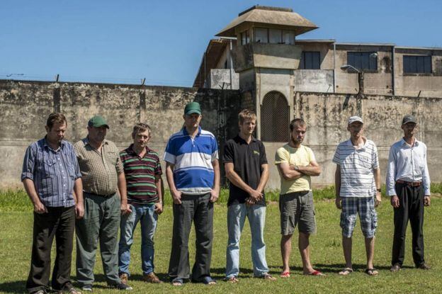 Los ocho hombres menonitas que fueron enviados a la cárcel en Palmasola, Bolivia. JORDI BUSQUE