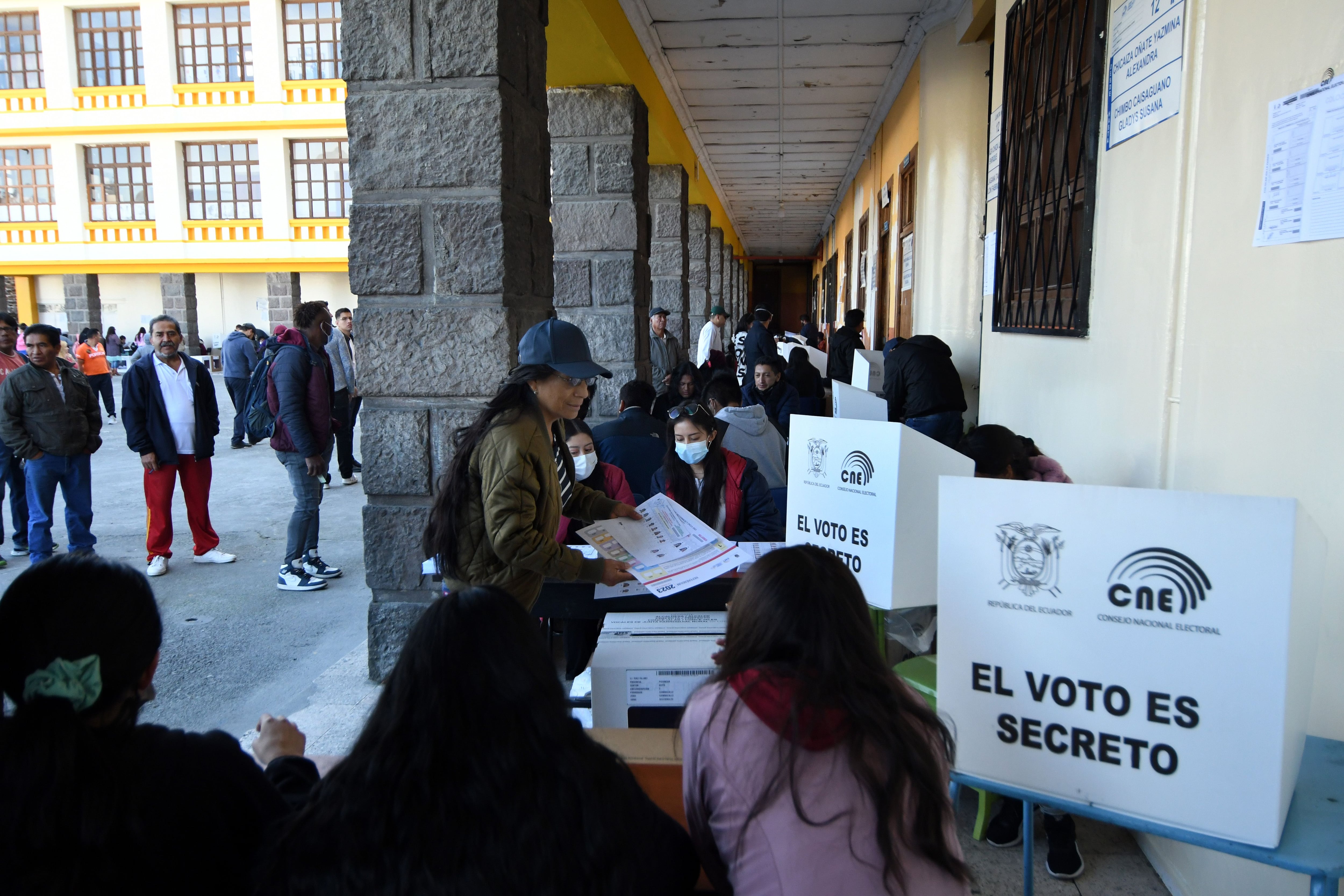 Fluida concurrencia de votantes en el centro y sur de Quito por las elecciones 2023 en Ecuador