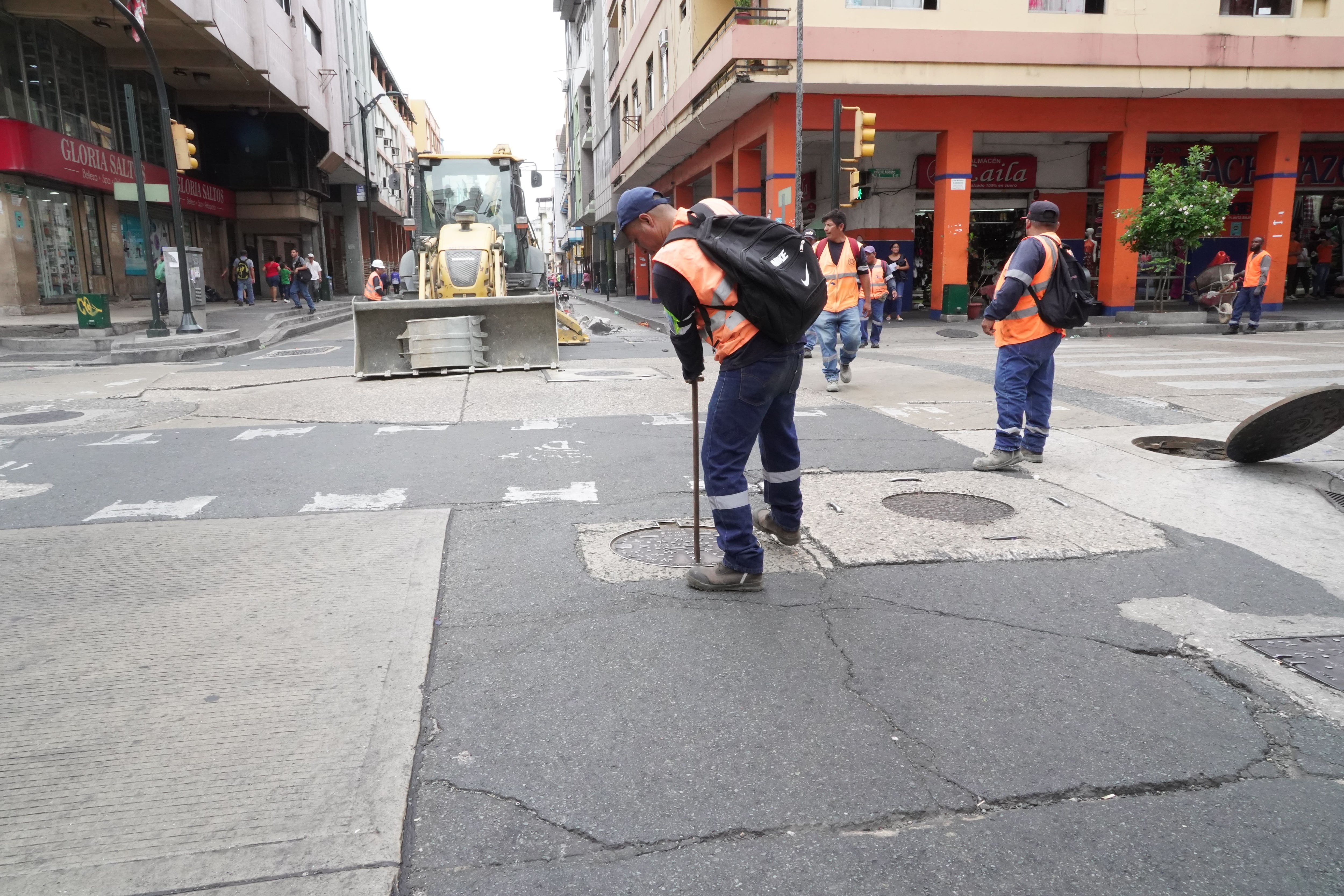 Operarios empezaron los trabajos en las calles Rumichaca y 10 de Agosto. Foto: José Beltrán/ El Universo