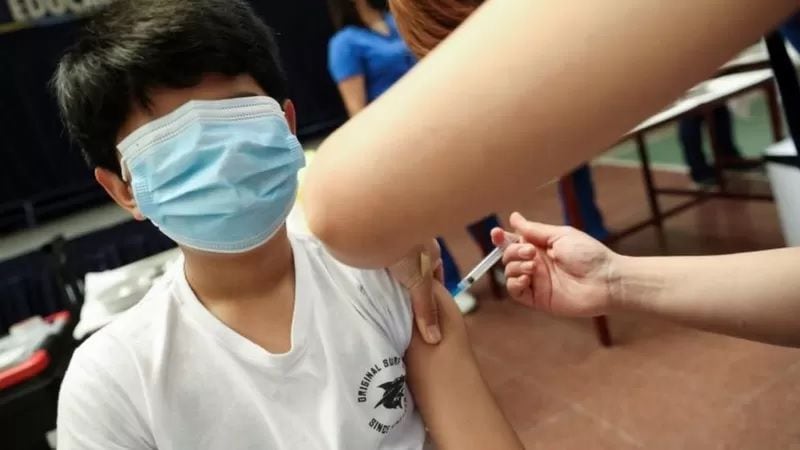 La vacunación es fundamental para reducir el riesgo de complicaciones por covid. REUTERS