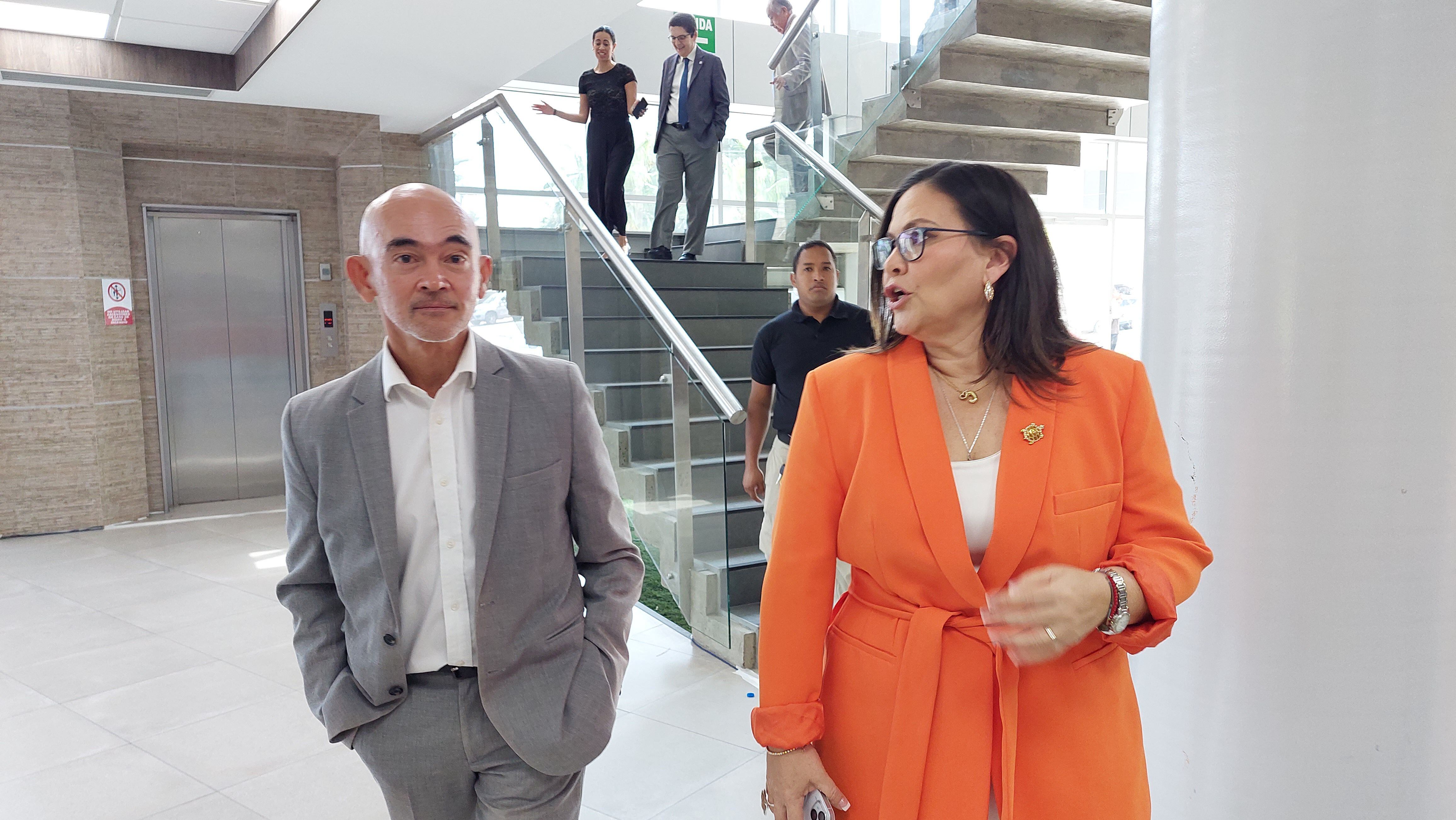 Juan Carlos De la Hoz, representante del BID, y Cecilia Paredes, rectora de la Espol.
