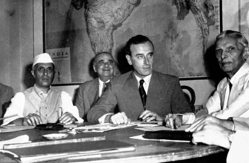 Radcliffe (en el medio) participa en una reunión con Nehru (izquierda) y Jinnah (derecha) sobre la partición de India en dos estados. GETTY IMAGES