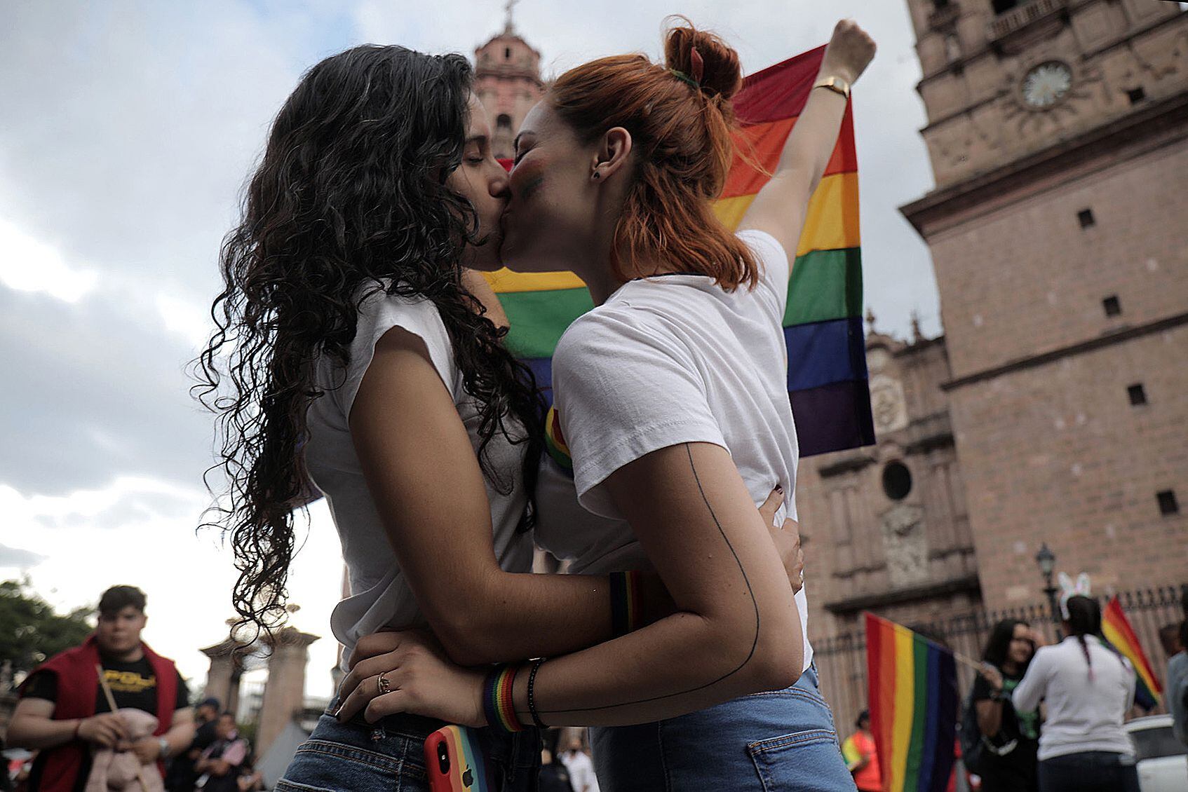 Dos mujeres durante la marcha del orgullo gay el 18 de junio de 2022 en la ciudad de Morelia, estado de Michoacán (México). EFE/Iván Villanueva ARCHIVO

