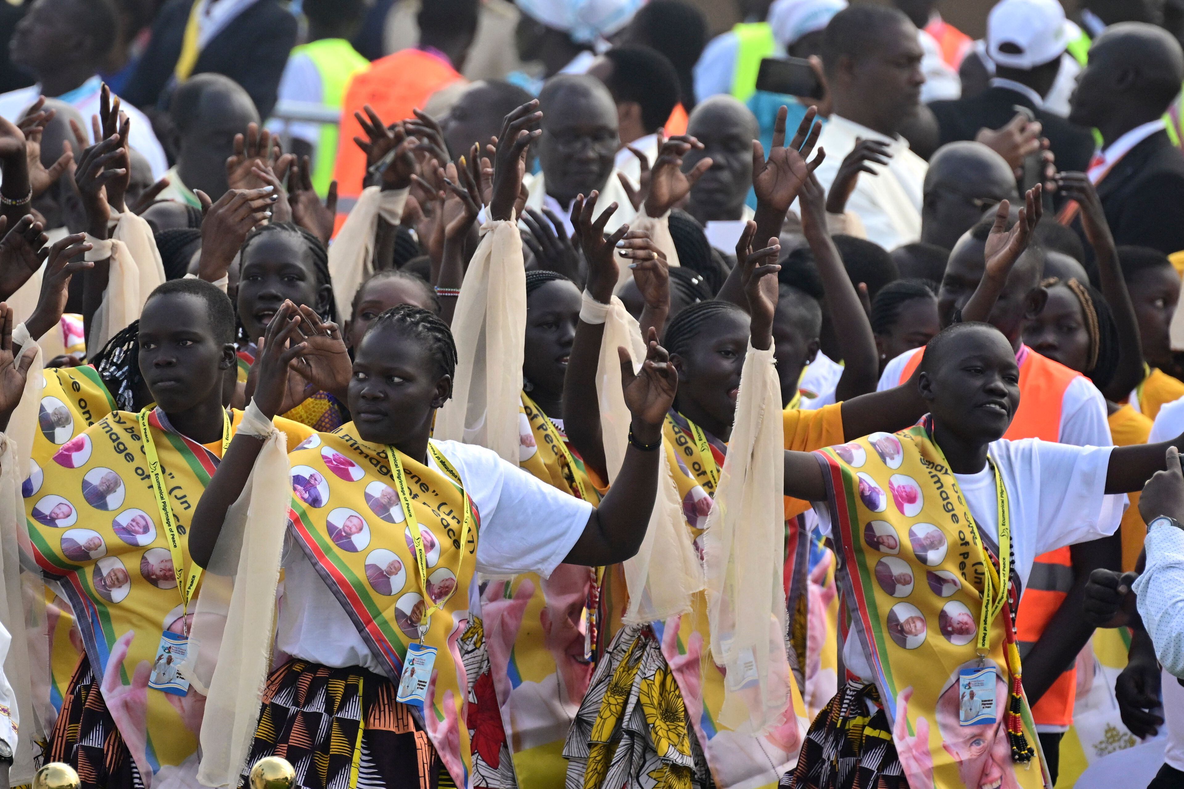 Los asistentes levantan la mano mientras el papa Francisco preside la santa misa en el mausoleo de John Garang en Juba, Sudán del Sur, el 5 de febrero de 2023.