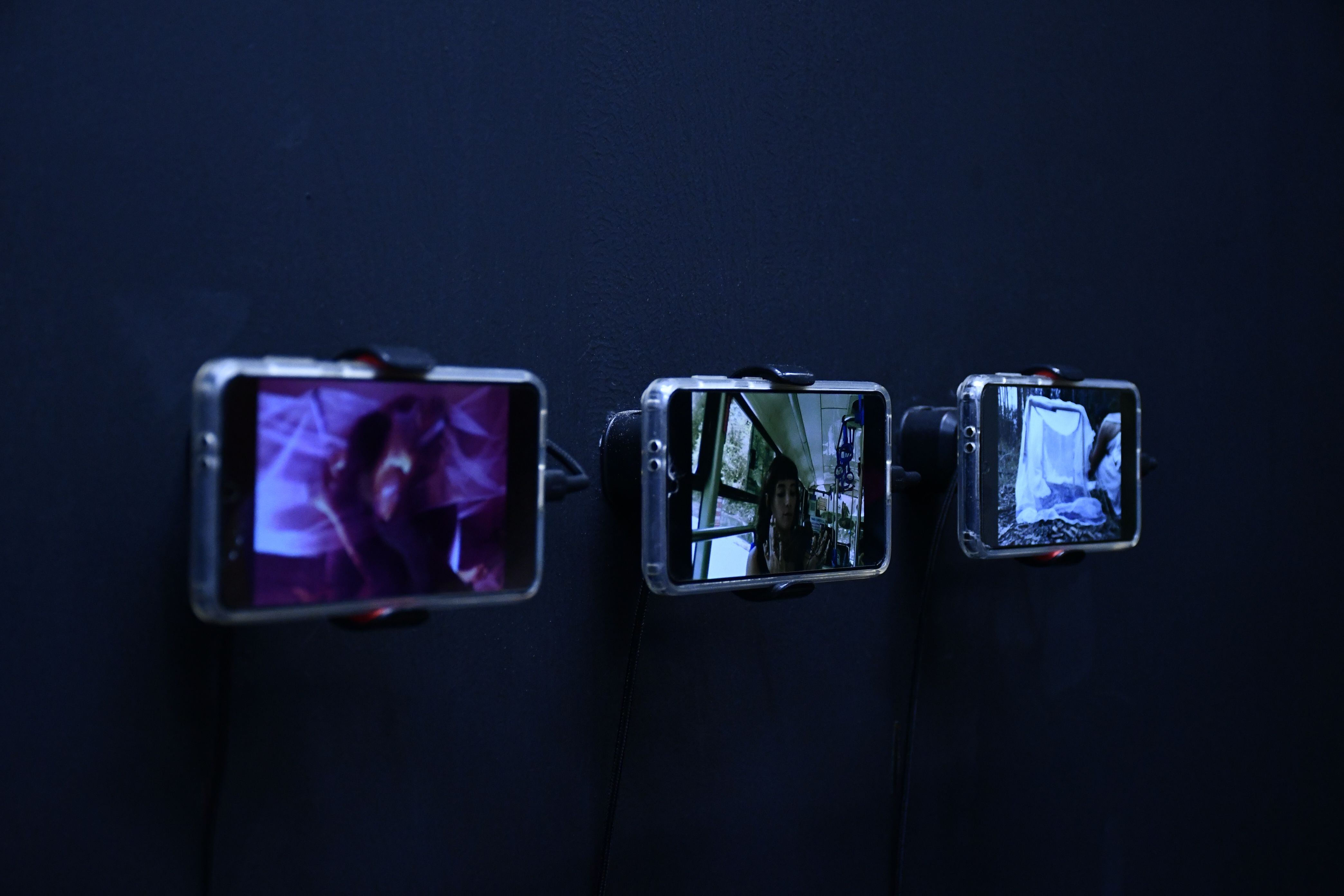 ‘Dispositivos de intimidad’, de Samantha Albuja. La exposición 'Espacios líquidos: Políticas de la pantalla' se presenta en el Museo Nacional del Cacao hasta el 31 de marzo.