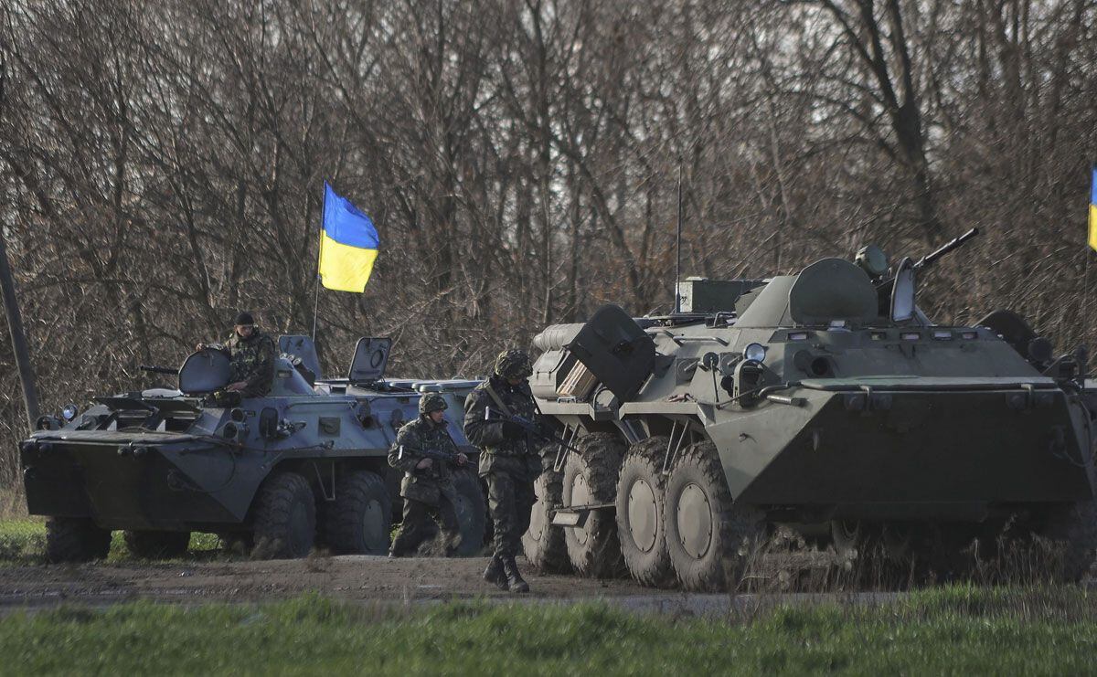 Ucrania amenaza liquidar a insurgentes, Moscú advierte de guerra civil