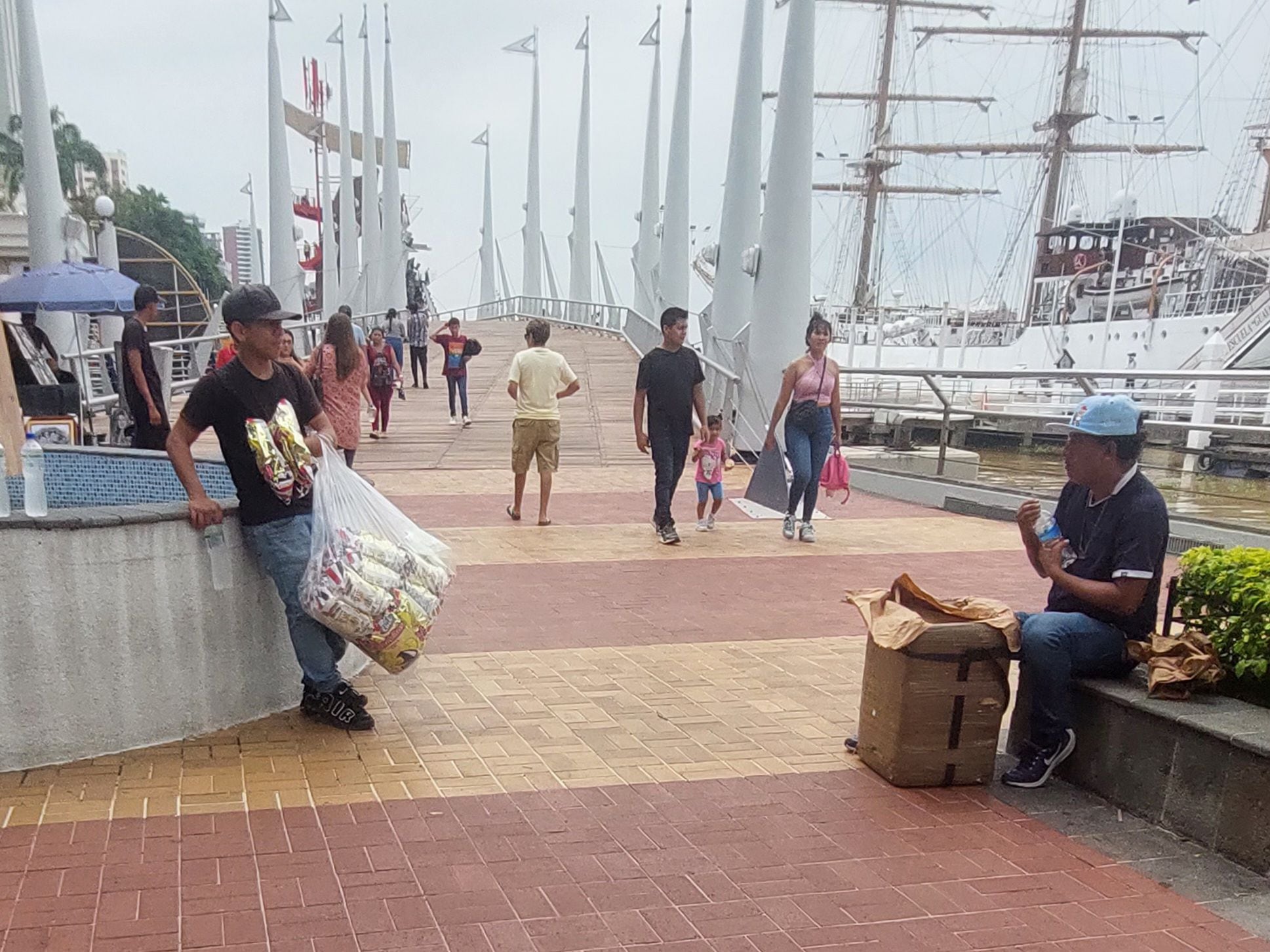 ‘Uno sale a querer relajarse y, con ese sonido de megáfono, qué se va a poder’: la presencia de vendedores ambulantes en el Malecón tiene criterios divididos entre usuarios