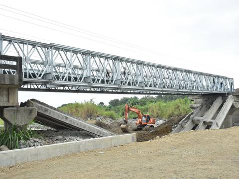 MTOP instala puente Bailey en la vía La Troncal - El Triunfo 