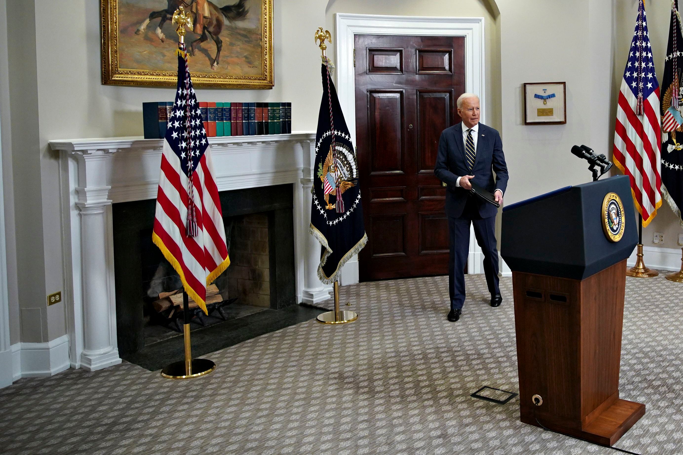 El presidente de Estados Unidos, Joe Biden, llega a su conferencia de prensa en la Casa Blanca en Washington (EE.UU.), este 11 de marzo de 2022. EFE/EPA/Al Drago/Pool 