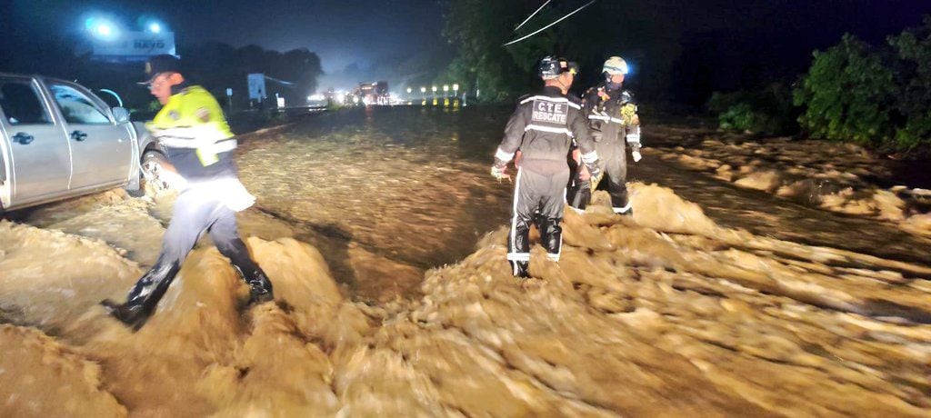 Desbordamiento de río afecta la circulación en la vía Guayaquil-Santa Elena