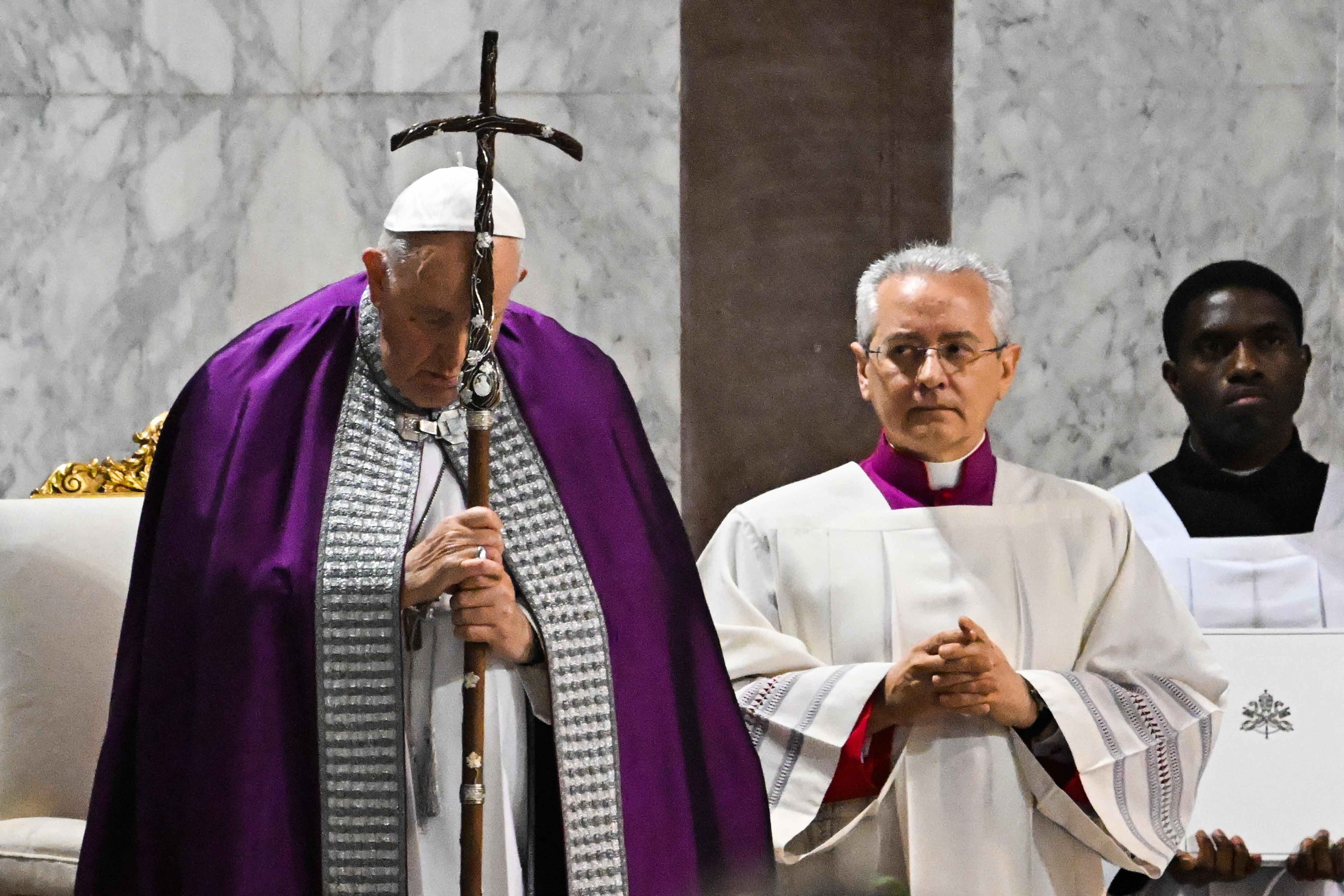 El Papa Francisco reza durante la celebración de la misa del Miércoles de Ceniza el 22 de febrero de 2023 en la Iglesia de Santa Sabina en Roma.