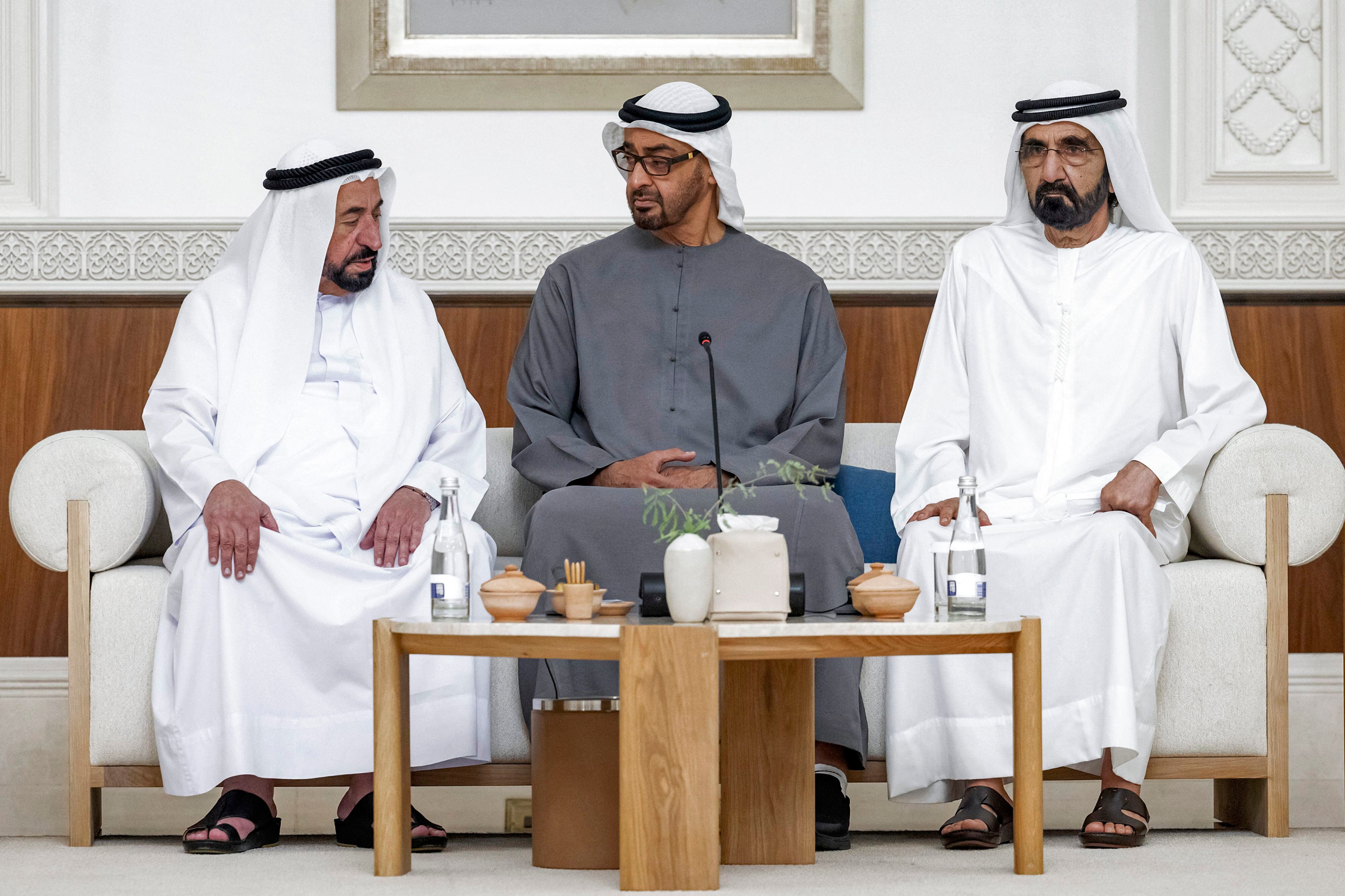 Una imagen proporcionada por la Agencia de Noticias de los Emiratos Árabes Unidos muestra a los miembros del Consejo Federal Supremo de los Emiratos Árabes Unidos (de izquierda a derecha): el jeque Sultan bin Muhammad al-Qasimi de Sharjah, el jeque Mohamed bin Zayed al-Nahyan de Abu Dhabi, y el jeque Mohamed bin Rashid al-Maktoum de Dubai reunidos con otros miembros del consejo para elegir al jeque Mohamed bin Zayed al-Nahyan de Abu Dhabi. (Foto de Hamad AL-KAABI / Ministerio de Asuntos Presidenciales - Abu Dhabi / AFP)