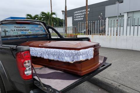 ‘Traje a un abogado para que me den el cuerpo de mi hijo, pero se encuentra en un estado terrible’: en morgue de Guayaquil se empieza a entregar restos a familias