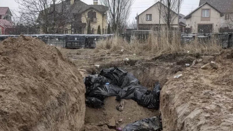 Tras la recaptura de la ciudad se han cavado fosas comunes debido a la cantidad de cadáveres hallados. GETTY IMAGES