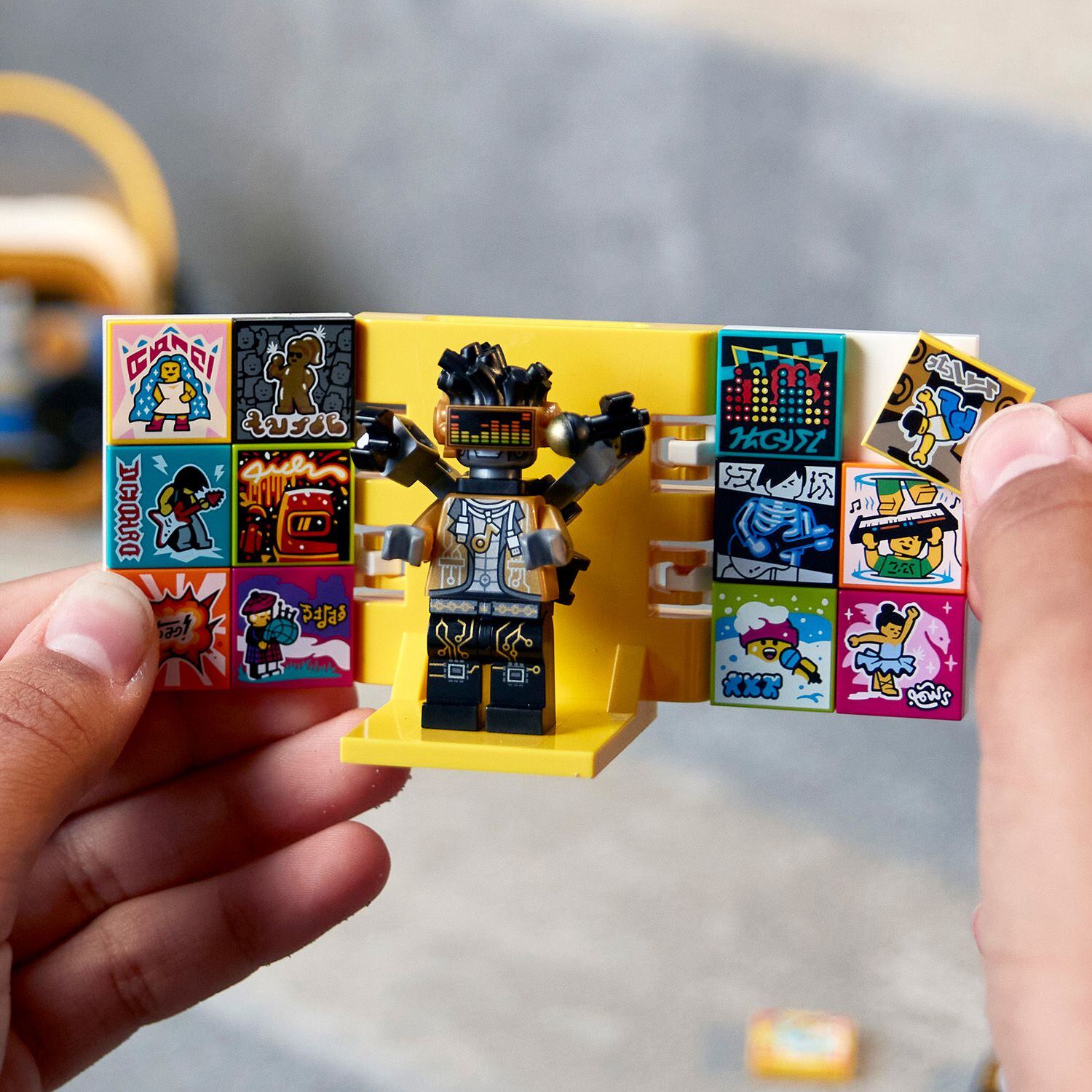 Las pequeñas piezas cuadradas llamadas BeatBits se colocan en los escenarios montados con los ladrillos Lego y activan los efectos digitales al ser escaneados.