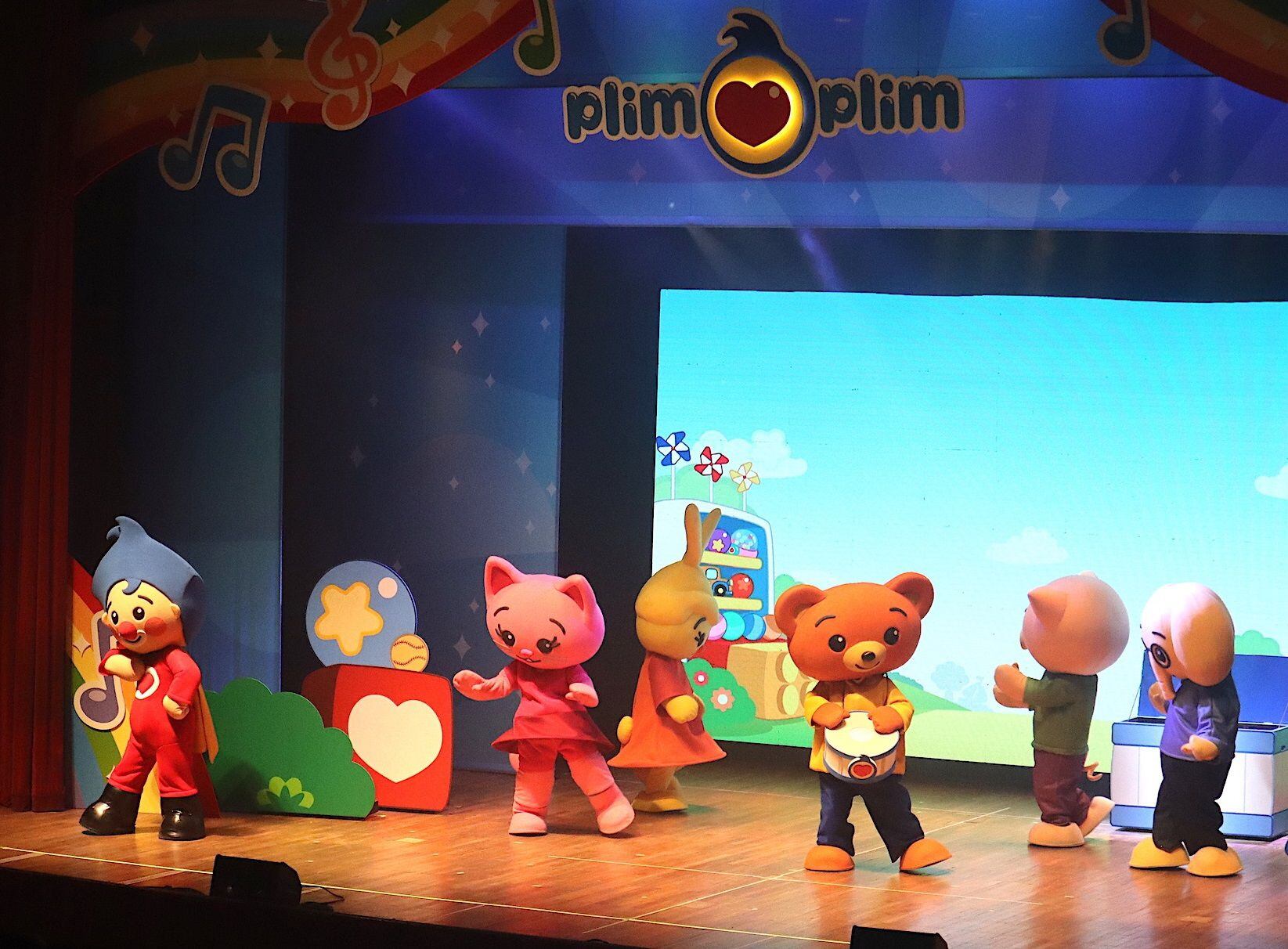Plim Plim, Mei Li, Acuarela, Bam, Hoggie y Nesho, personajes de la serie animada y show musical 'Plim Plim'.