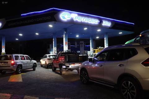 Ecuador reduce subsidios a la gasolina: controles se intensifican desde la medianoche para evitar especulación