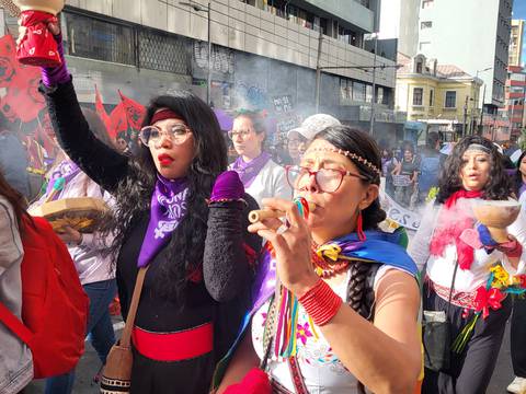 Miles de personas se concentraron en la marcha 8M, en Quito