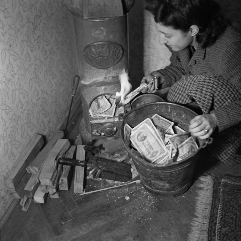 GETTY IMAGES Mujer usando pengős como combustible para la chimenea.