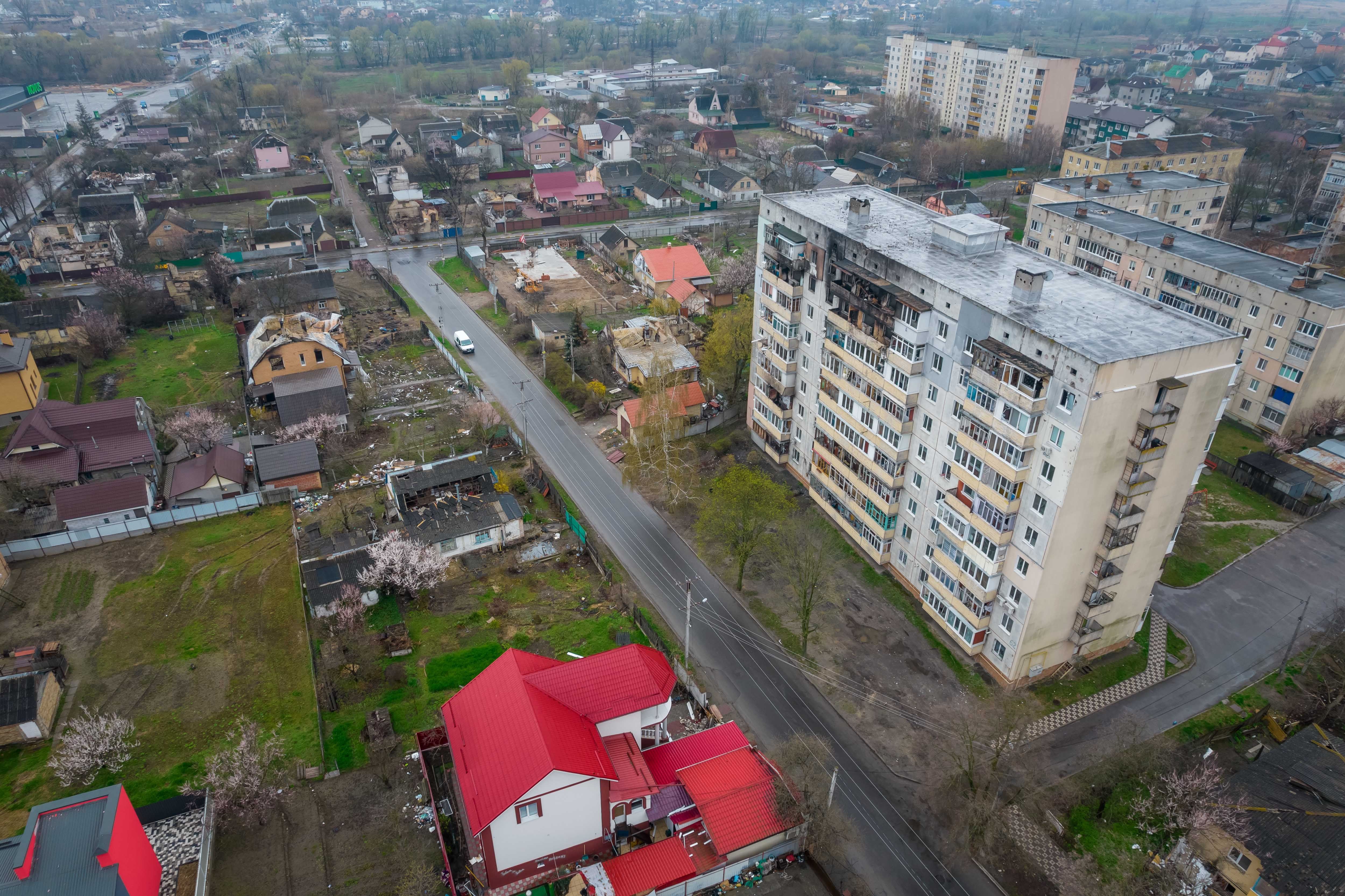 IRPIN (UCRANIA), 22/04/2022.- Fotografía aérea de una zona residencial afectada por proyectiles en Irpin (Ucrania), este viernes. EFE/ Miguel Gutiérrez 