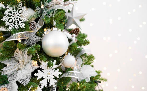 Los colores neutros resaltan el color natural de un pino de Navidad.