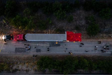 Presidente de Guatemala pide endurecer las penas contra el tráfico de personas tras hallazgo de camión con migrantes muertos en Texas