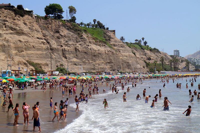 Los habitantes de Lima aprovechan el verano para Circuito de la Costa Verde para disfrutar las playas de su ciudad.