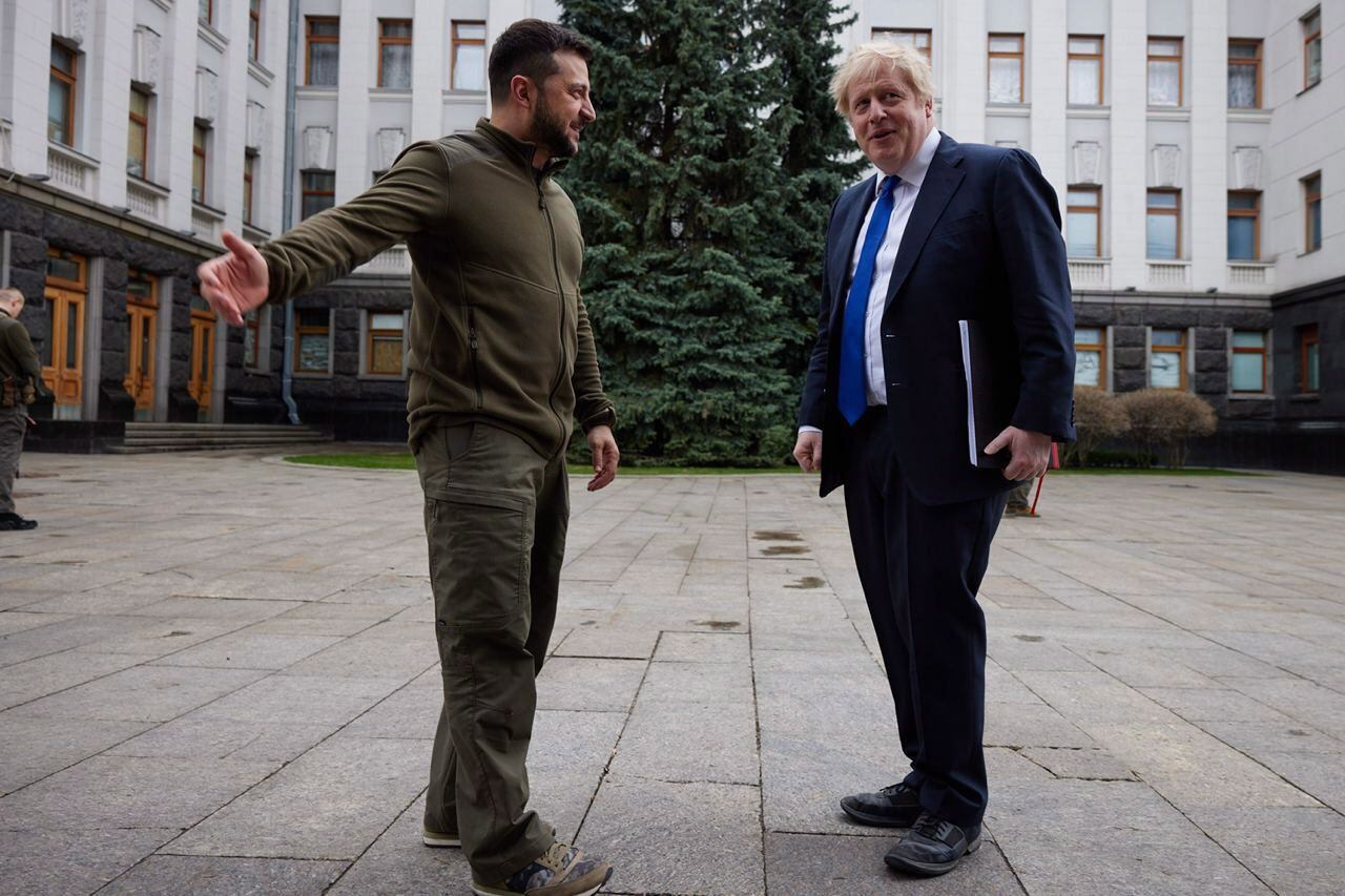 Imagen cedida del presidente ucraniano Volodomír Zelenski y el primer ministro Boris Johnson (dcha). EFE/EPA/TELEGRAM/V_Zelenskiy_official 