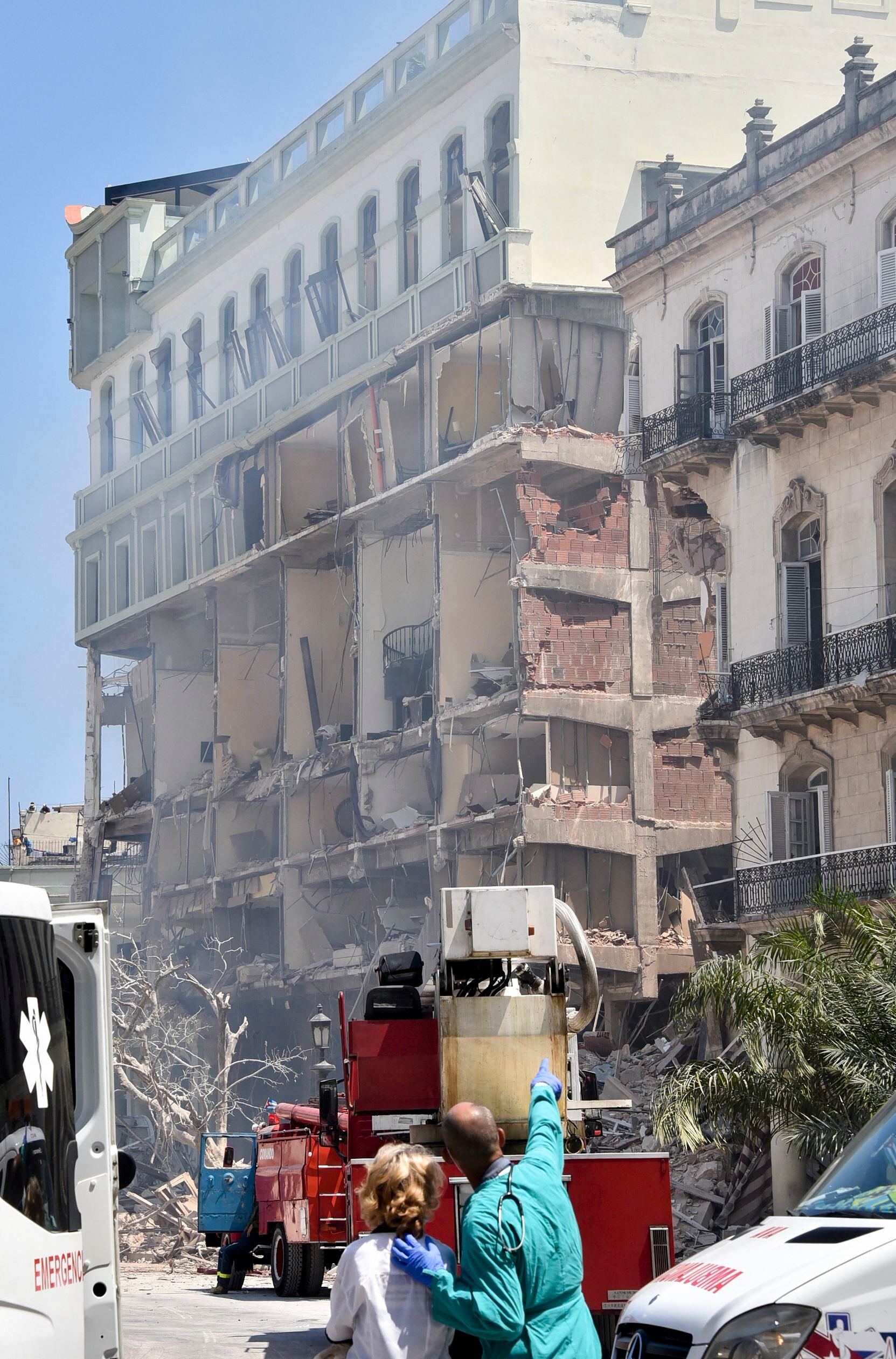 Vista de la fachada dañada del Hotel Saratoga tras una explosión en La Habana, el 6 de mayo de 2022. Foto de ADALBERTO ROQUE / AFP