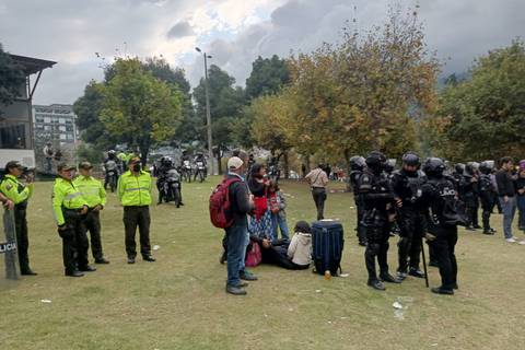 Policías desalojaron a personas que festejaban el Inti Raymi en el parque El Arbolito