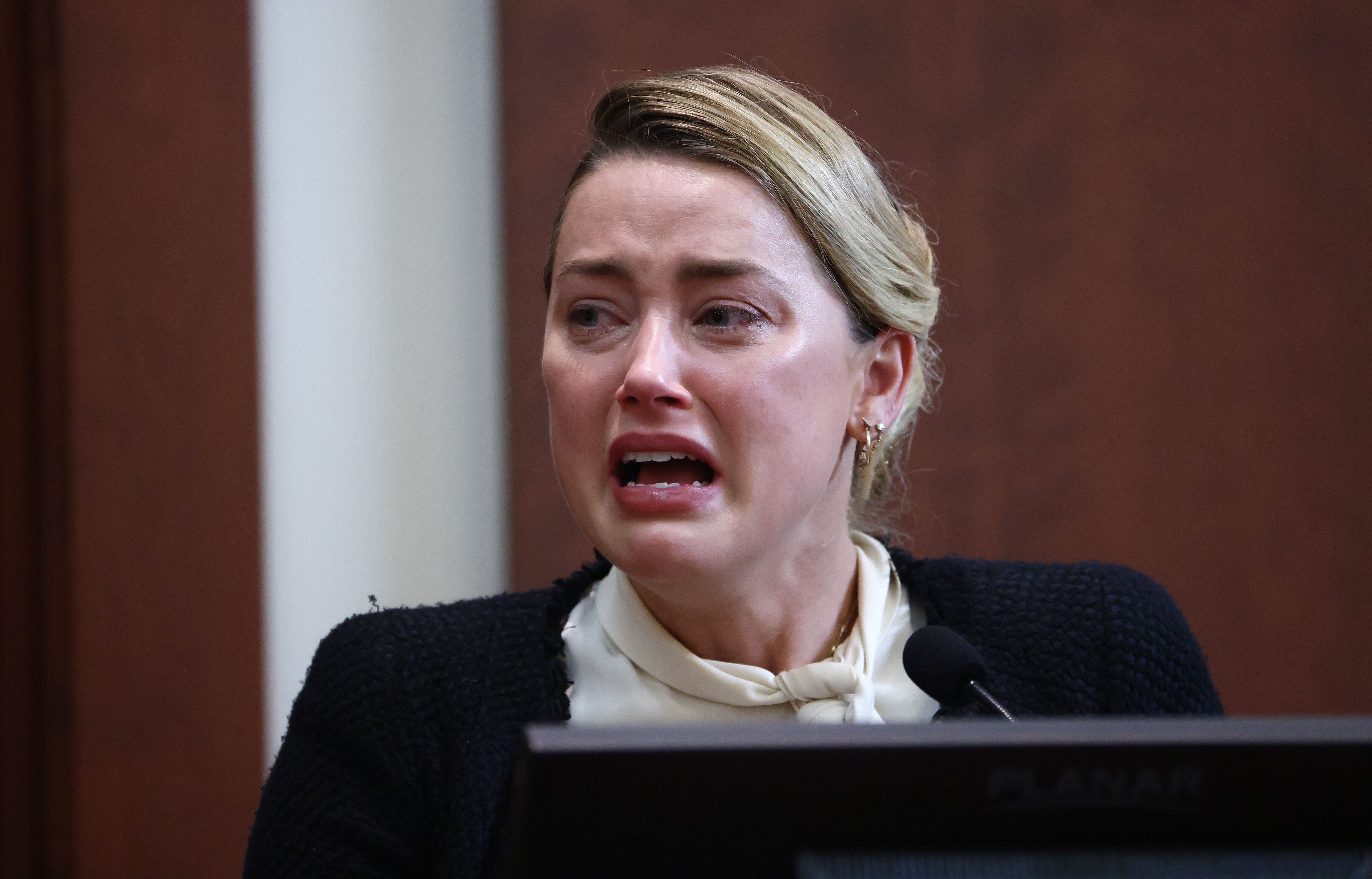 La actriz estadounidense Amber Heard reacciona en el estrado durante el juicio por difamación de 50 millones de dólares de Depp contra Heard en el Tribunal de Circuito del Condado de Fairfax, en Fairfax, Virginia, Estados Unidos, el 5 de mayo de 2022. (Estados Unidos) EFE/EPA/JIM LO SCALZO / POOL 