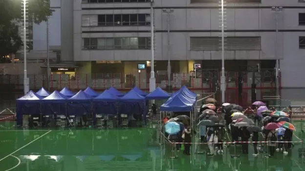 Filas en un centro de testeo en Hong Kong.