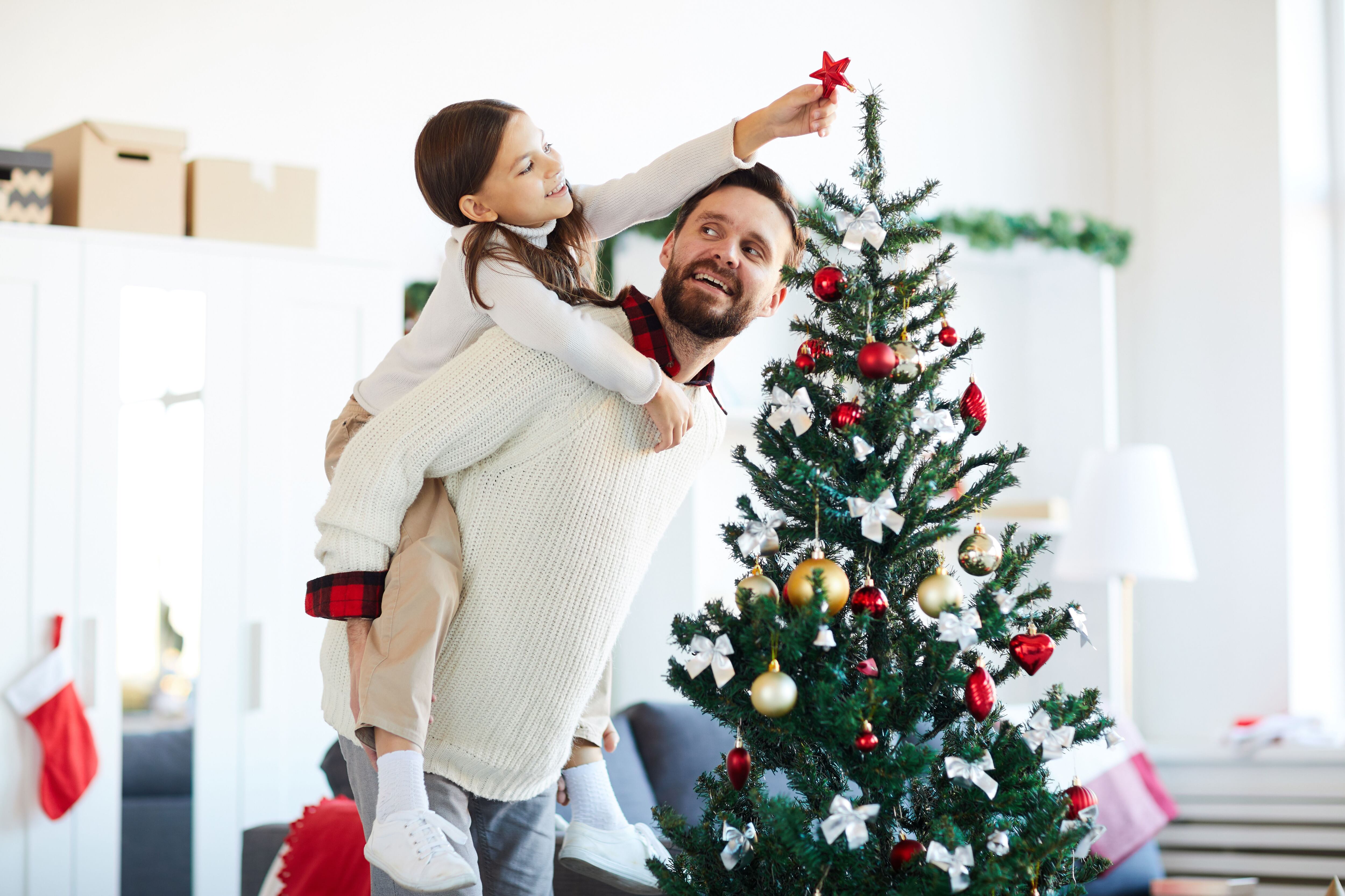 Decorar juntos para la temporada navideña es un tiempo memorable para niños y padres.