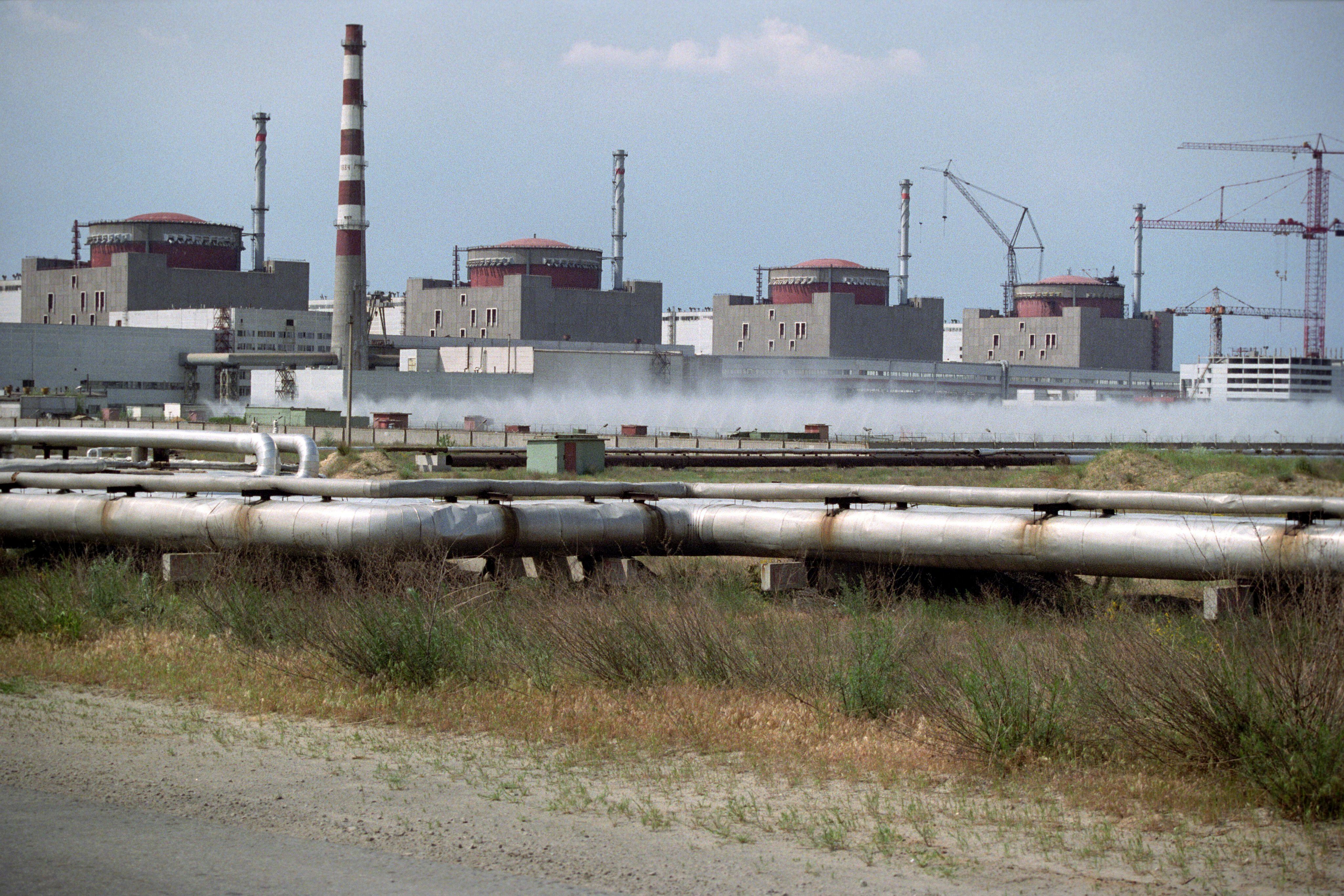 Imagen de archivo de la central nuclear de Zaporiyia, en Ucrania. EFE/EPA/SERGEI SUPINSKY 