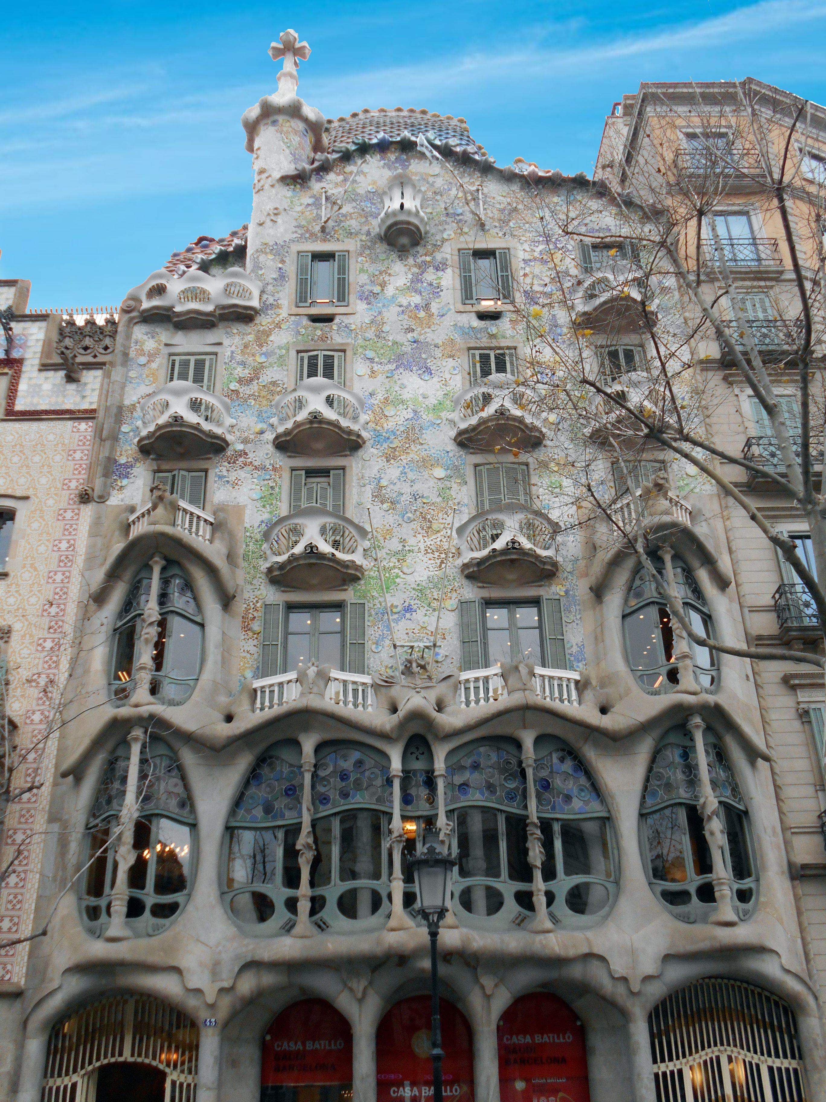 La Casa Batlló es un edificio obra del arquitecto Antoni Gaudí, máximo representante del modernismo catalán. Foto: Wikipedia