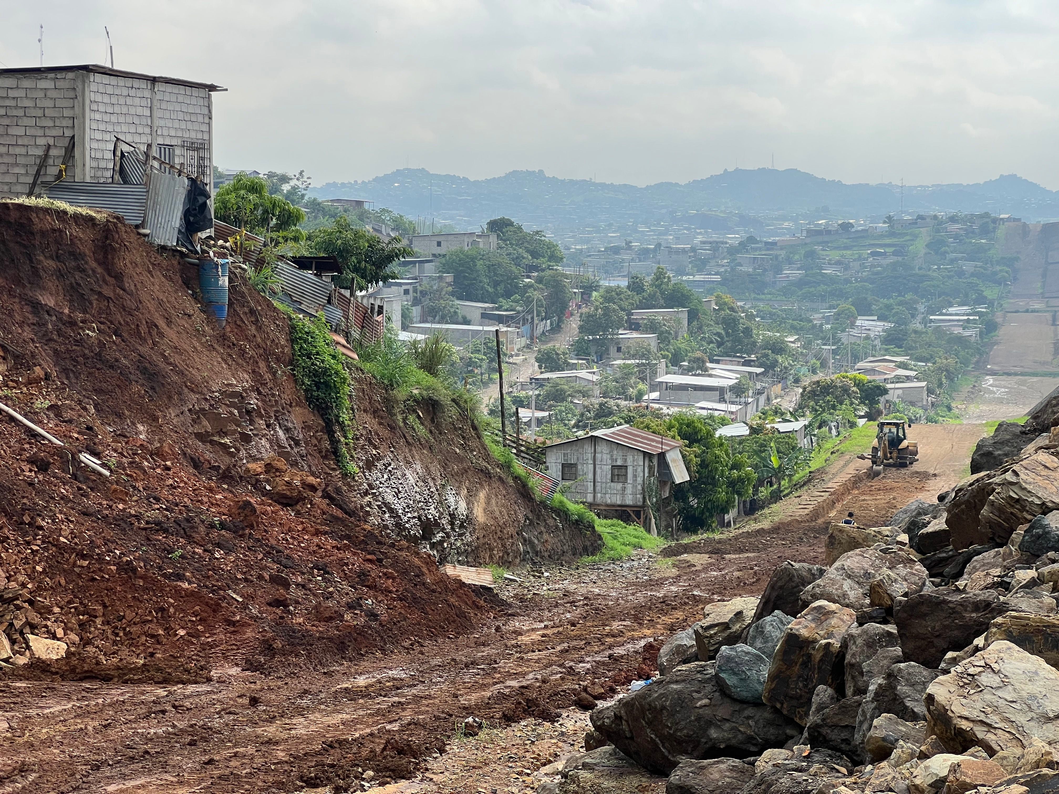 Canales naturales taponados y fallas geológicas, los riesgos latentes en asentamientos del noroeste de Guayaquil