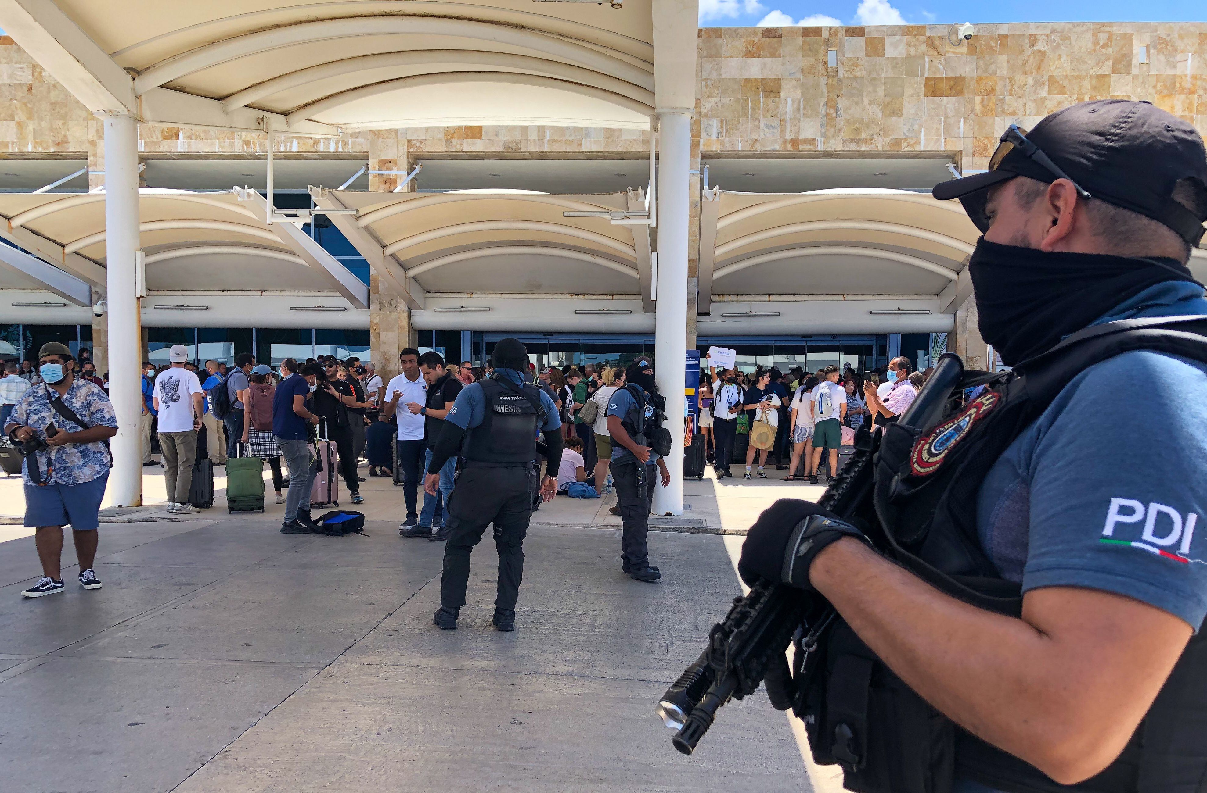 Personal de la Policía de Investigación resguardan hoy, las instalaciones del Aeropuerto Internacional de Cancún por una supuesta balacera, en el estado de Quintana Roo (México). EFE/Alejandro Zepeda 