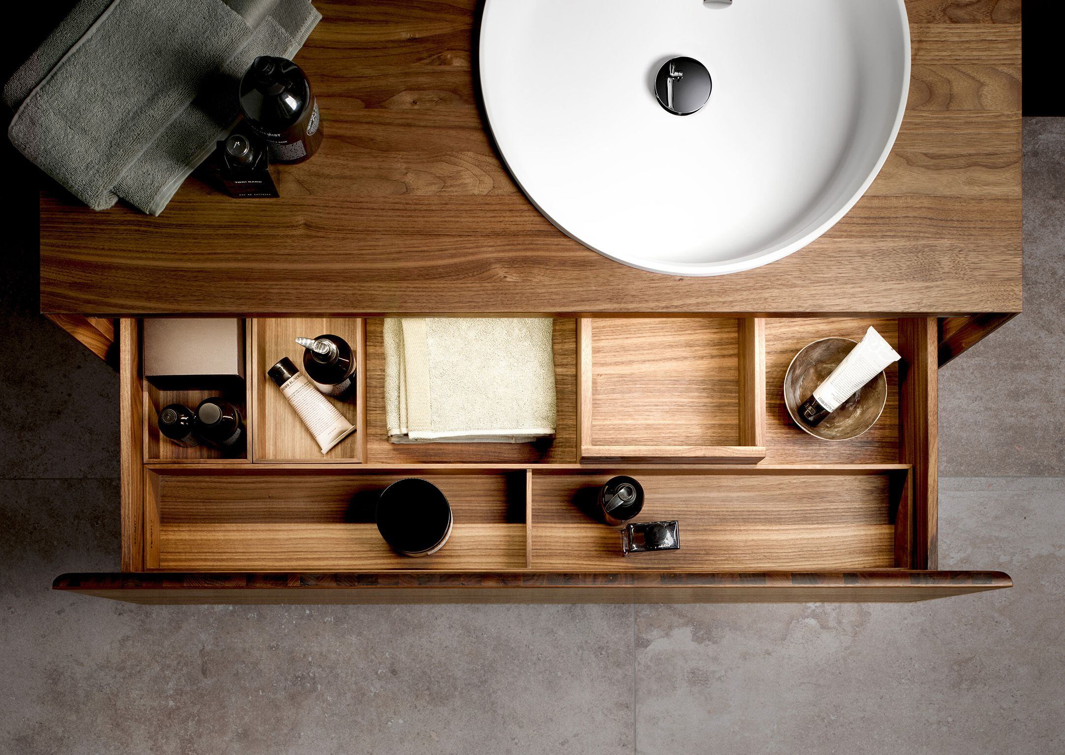 Por largo tiempo se utilizaba el enchapado para los muebles del baño, hoy se prefiere la madera maciza. (Pop up my Bathroom/DPA)