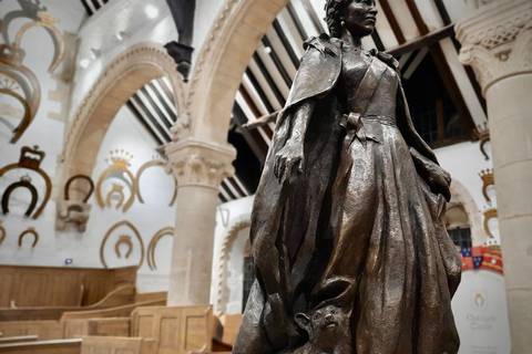 La reina Isabel II y sus corgis serán inmortalizados con una estatua de bronce de más de 2 metros