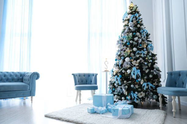 Árbol de Navidad decorado con detalles azules.