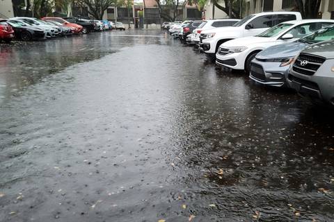 Declaran emergencia en cinco condados inundados de Florida por lluvias que continuarán hasta el sábado