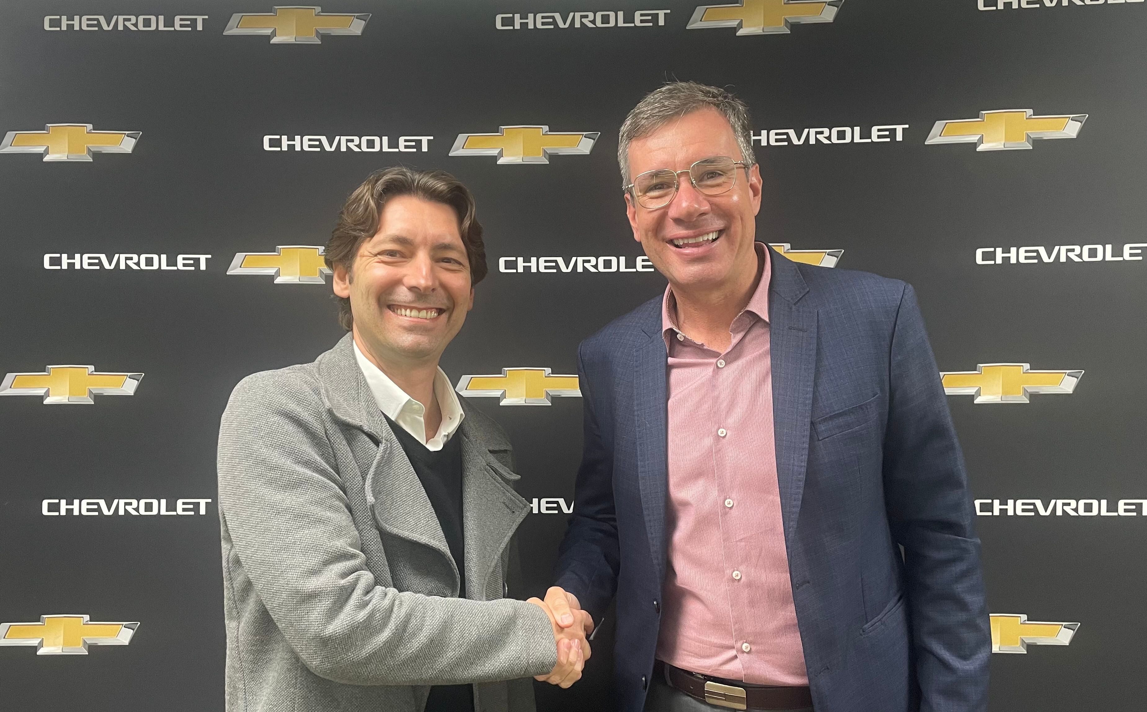 Renato Heiffig da Silva (izq), nuevo director comercial de General Motors Ecuador, junto a Marcus Oliveira.