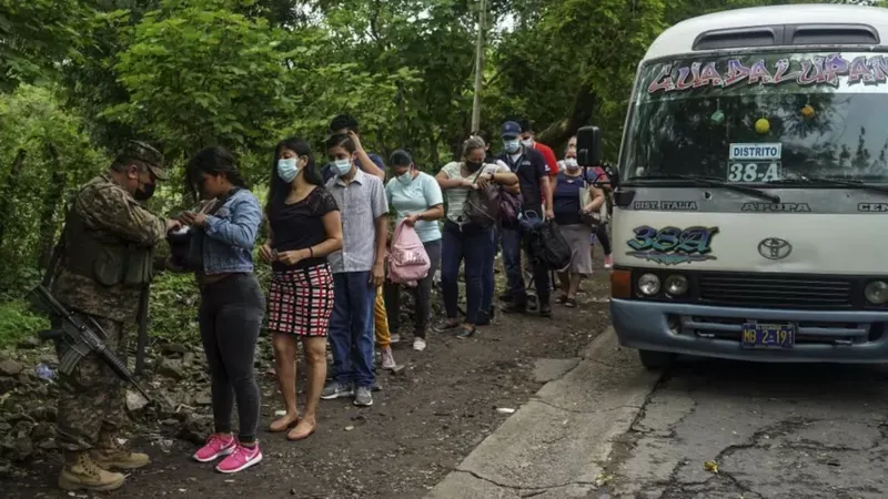35.000 personas han sido detenidas durante el estado de excepción en operativos y puntos de vigilancia de las autoridades salvadoreñas. Getty Images