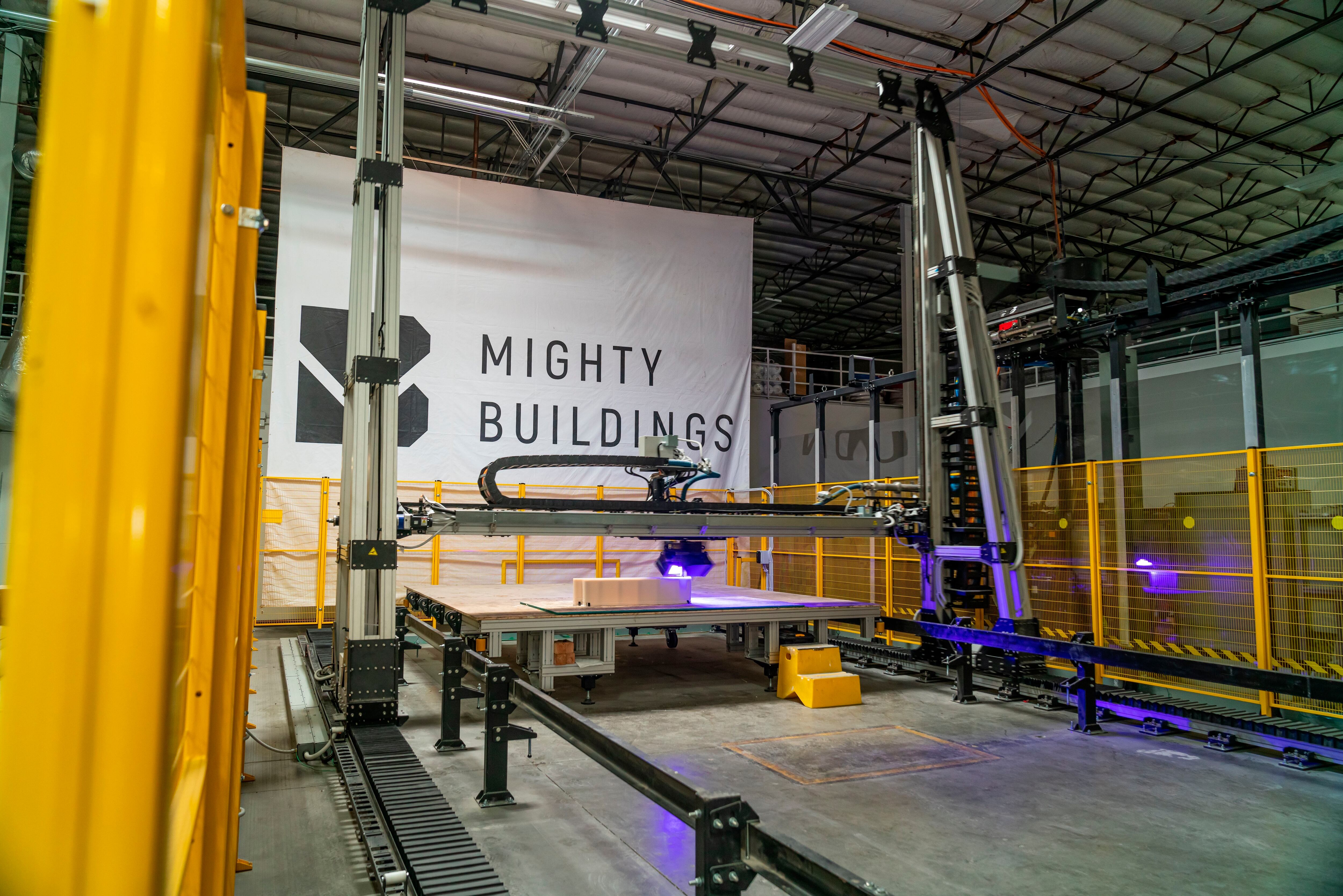 Fotografía cedida por la empresa Mighty Buildings que muestra una de sus impresoras 3D fabricando material para construir casas. 
