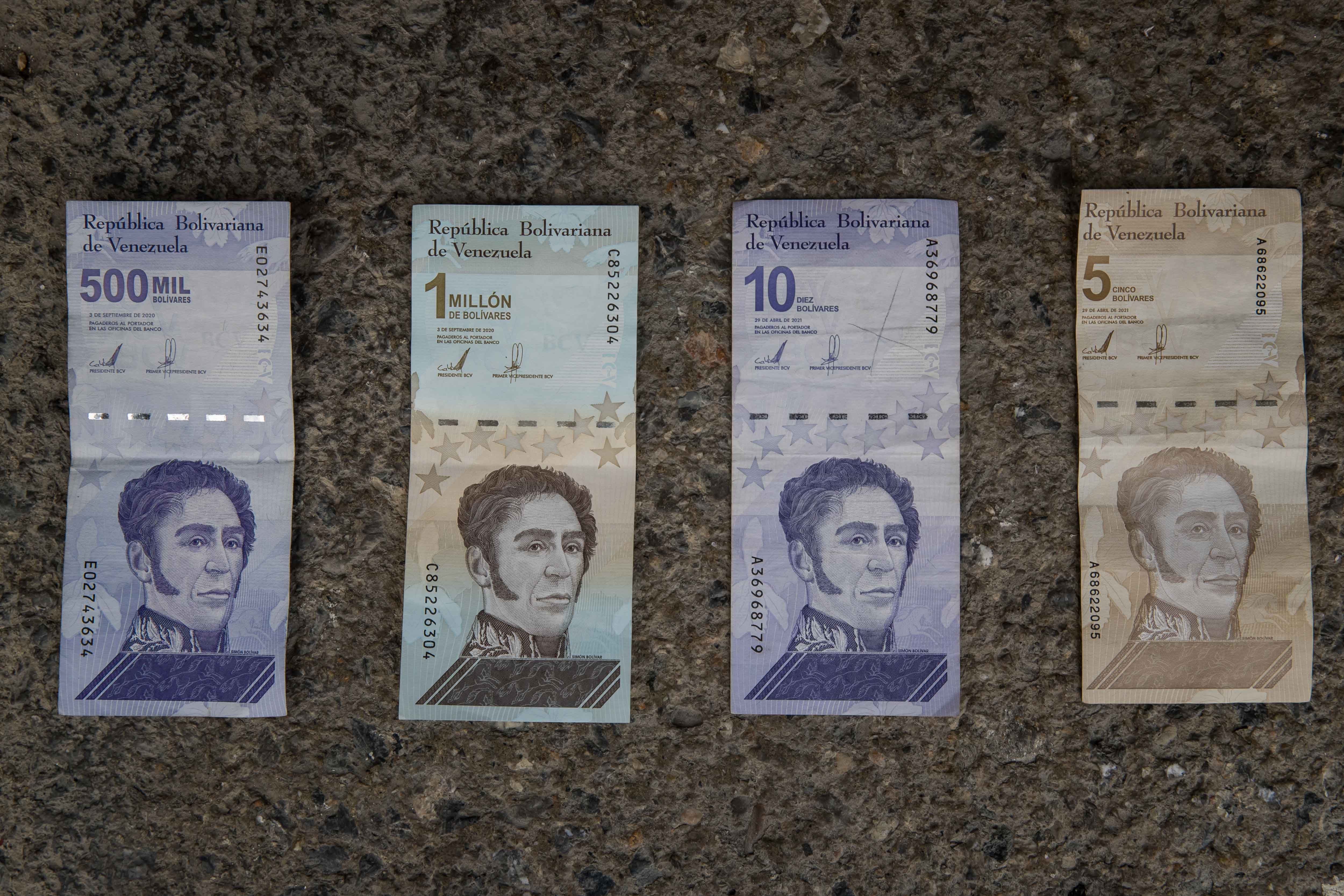 El bolívar, la moneda venezolana devaluada pero aún necesaria en el país