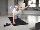 Tres ejercicios fáciles para fortalecer los abdominales después de los 60 años: puedes hacerlos en casa sin temor a lesionarte