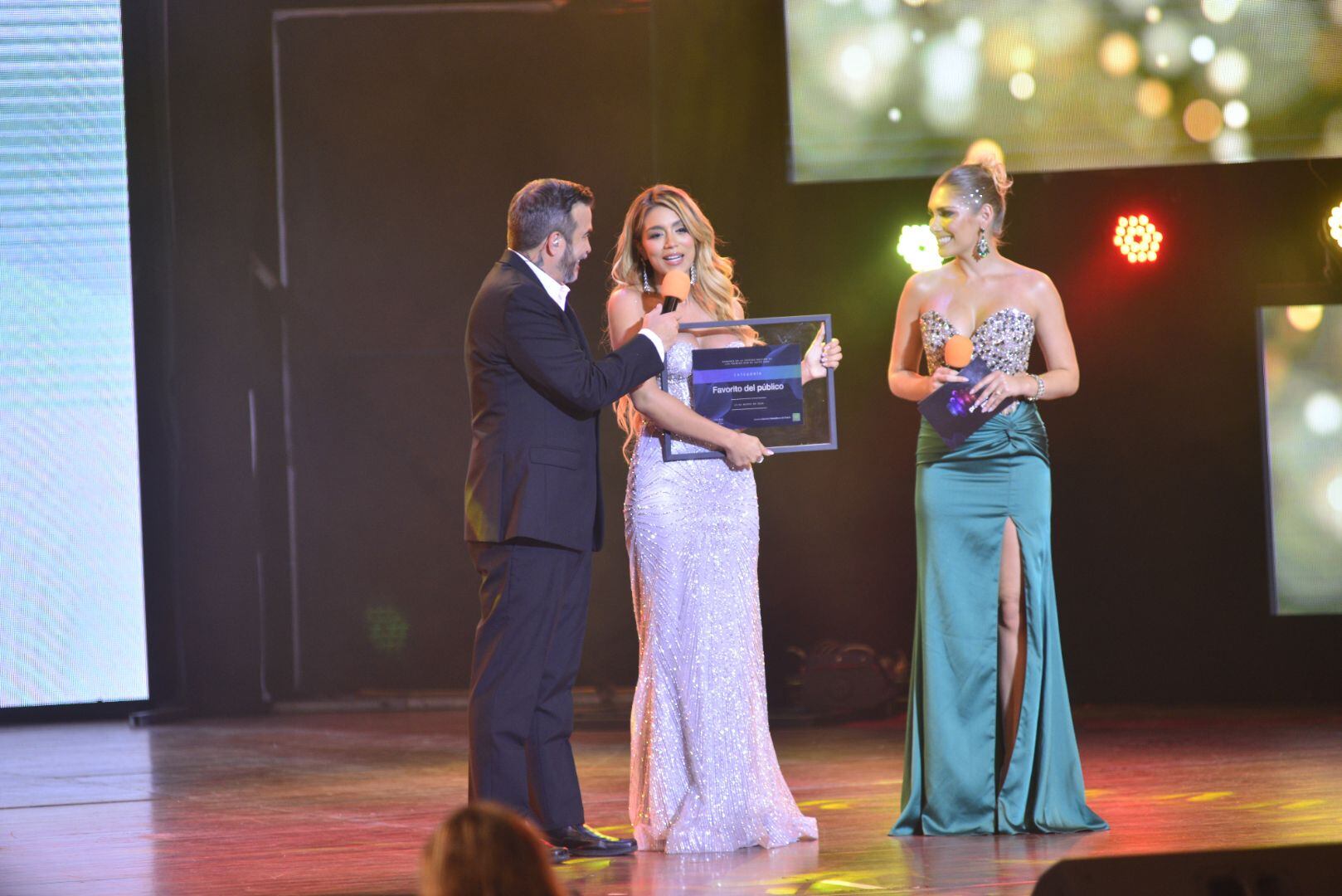 Andreina Bravo recibió el premio como la favorita del público.