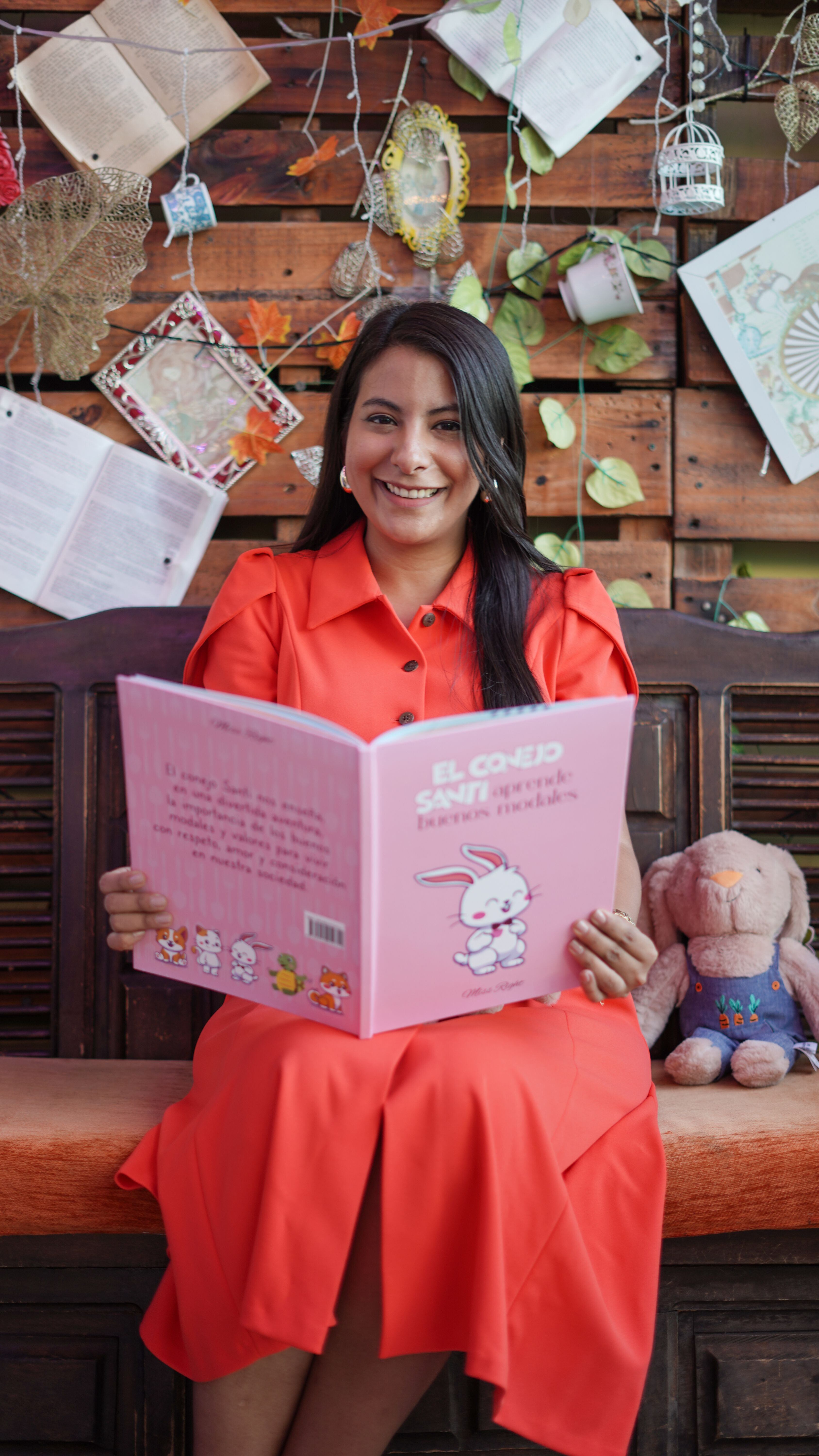 Nadía Díaz (missrightetiqueta), autora de 'El Conejo Santi aprende buenos modales'.